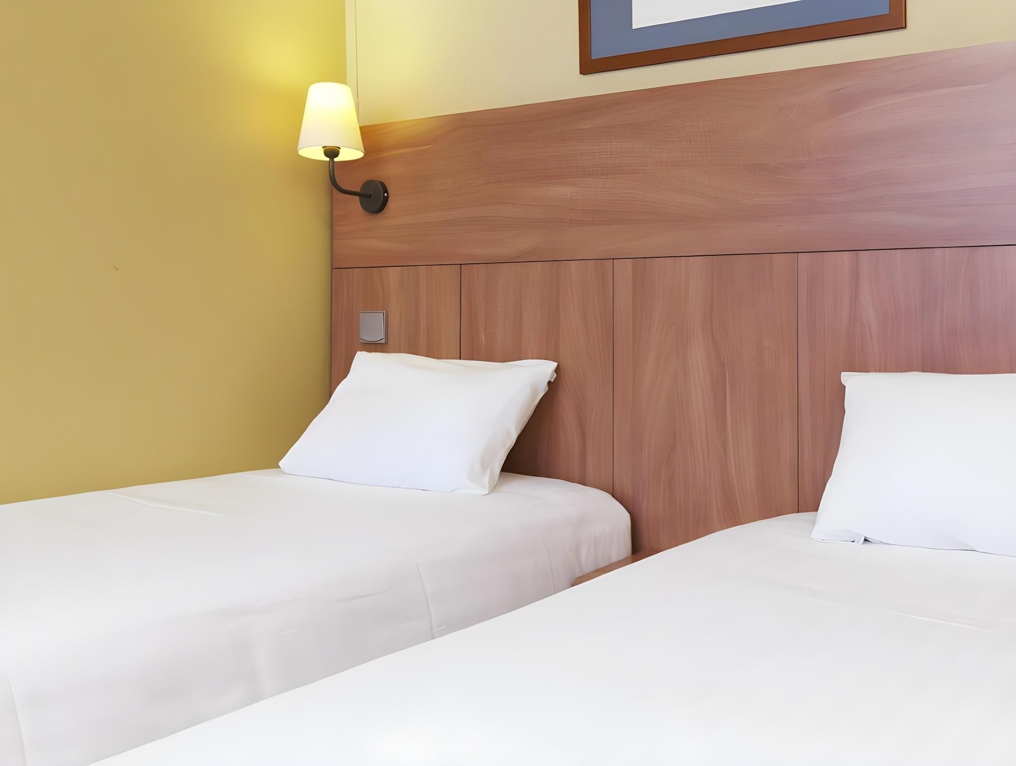 Twin Room - 2 single Beds & 1 child extra bed