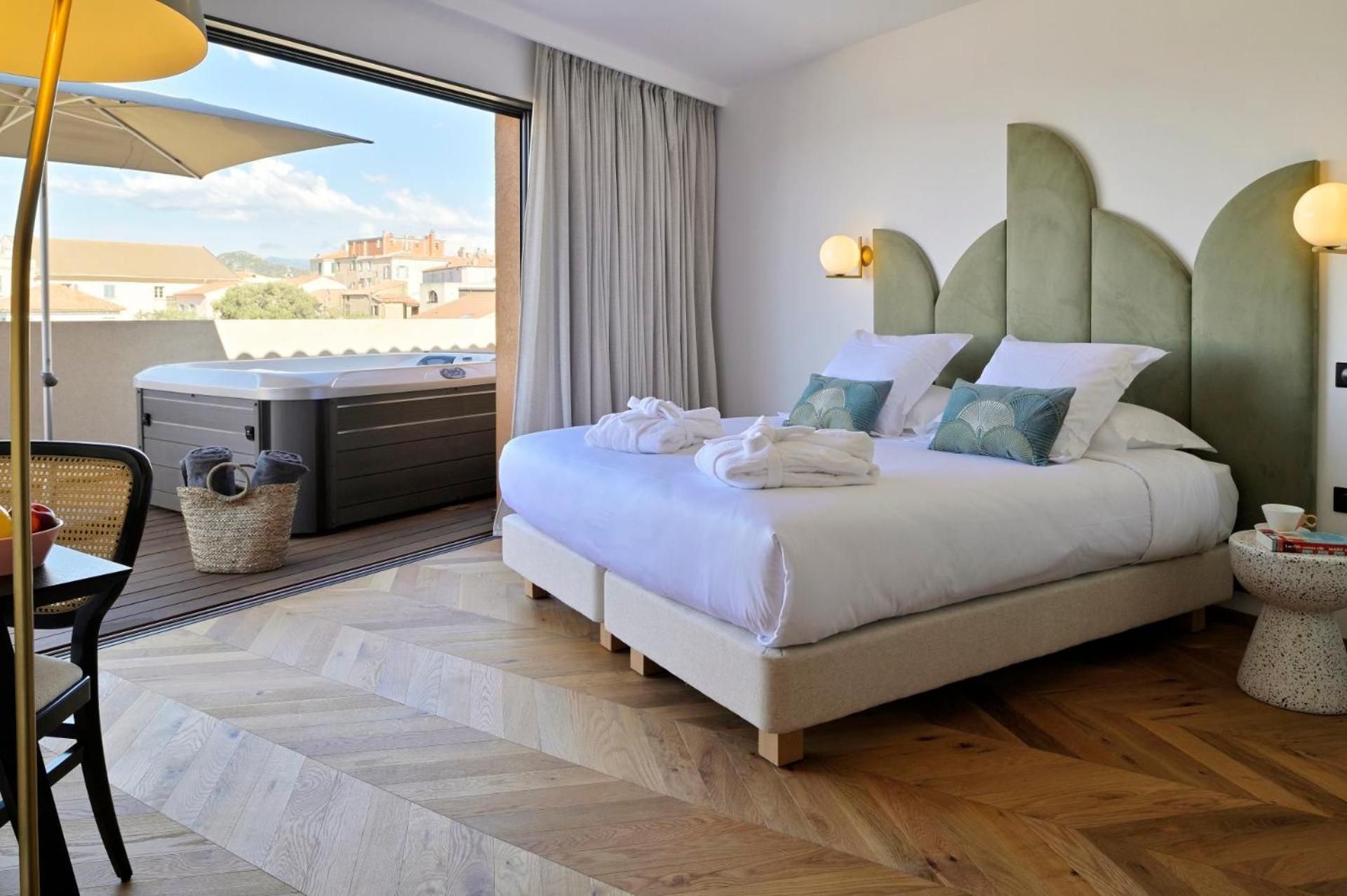 Suite with Hot Tub on Terrace