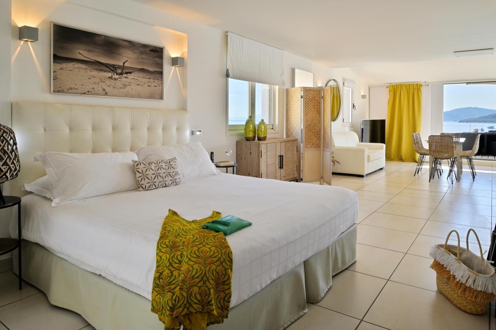 Panoramic sea view suite with jacuzzi