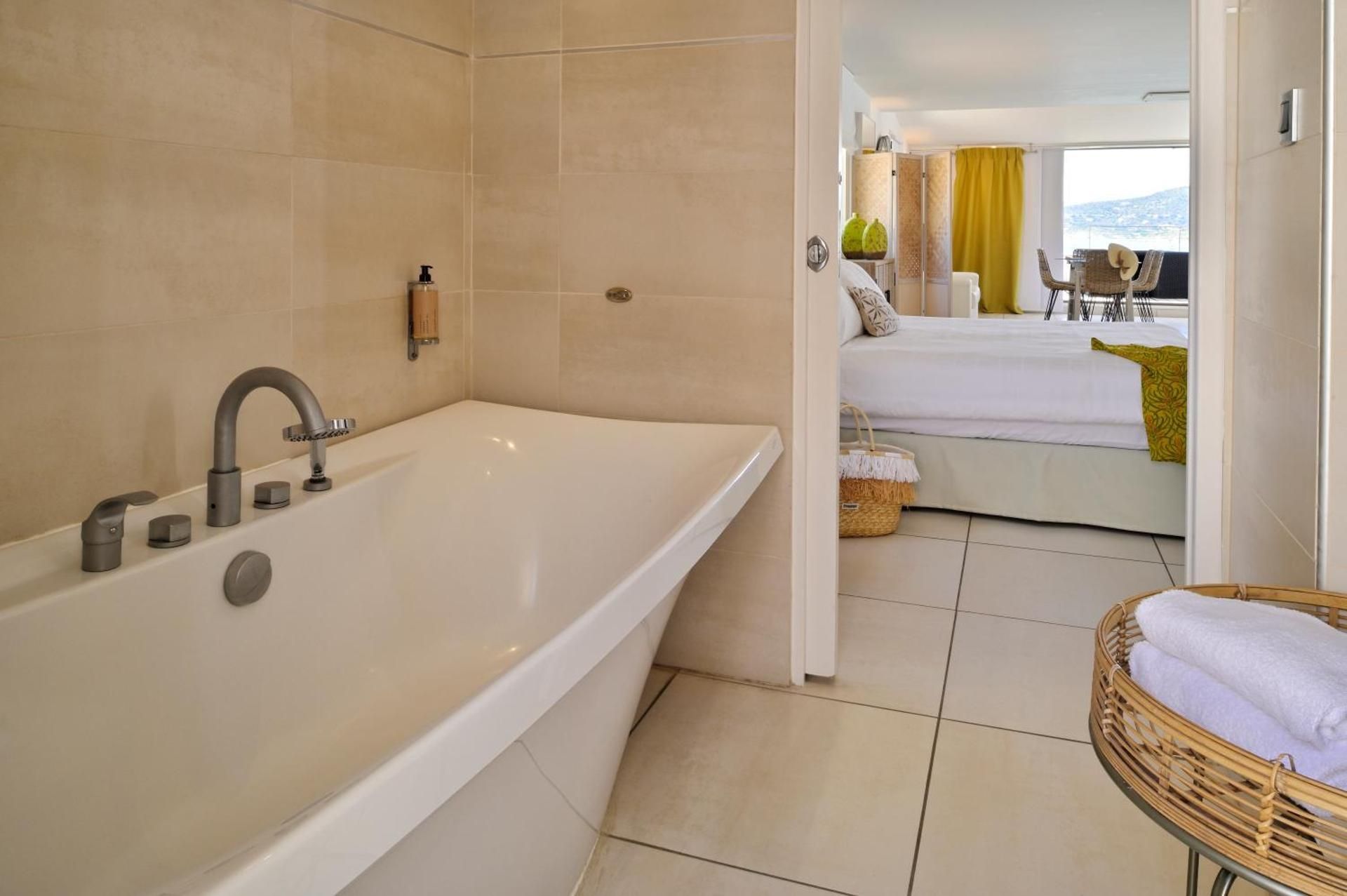 Panoramic sea view suite with jacuzzi