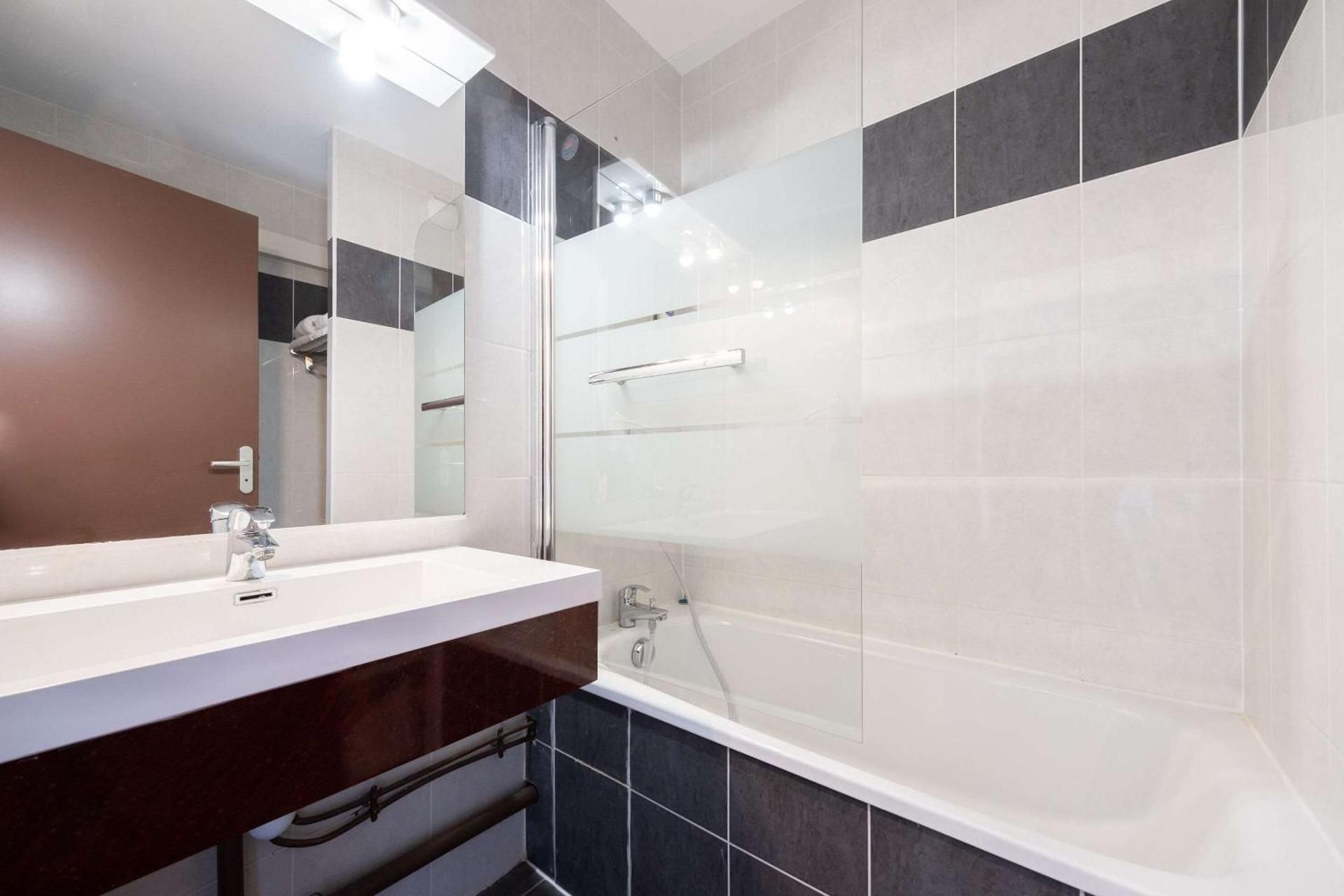 KYRIAD DIJON SUD - Longvic Standard Double Room With One Double Bed And Two Single Beds 3