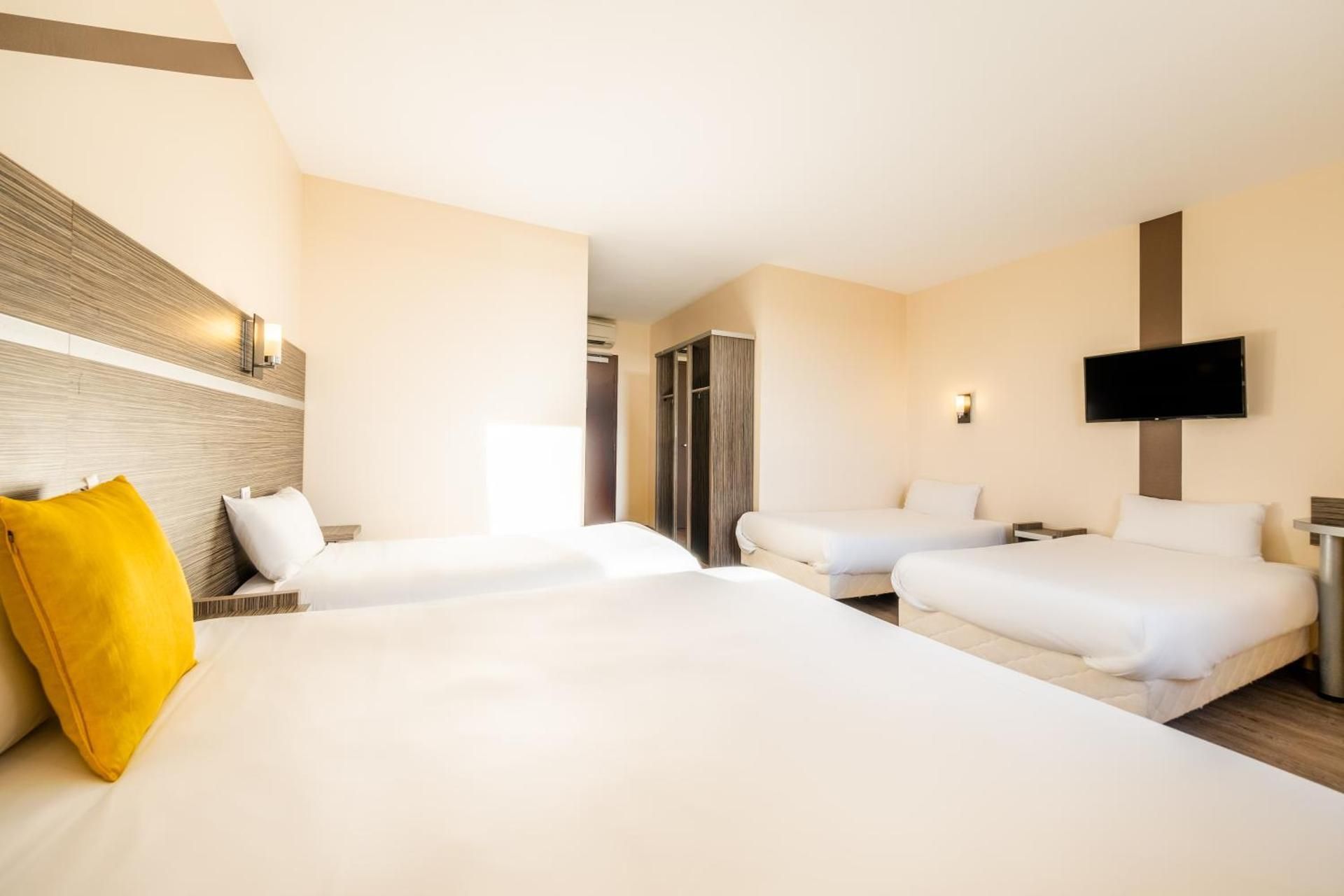 KYRIAD DIJON SUD - Longvic Standard Double Room With One Double Bed And Two Single Beds 2