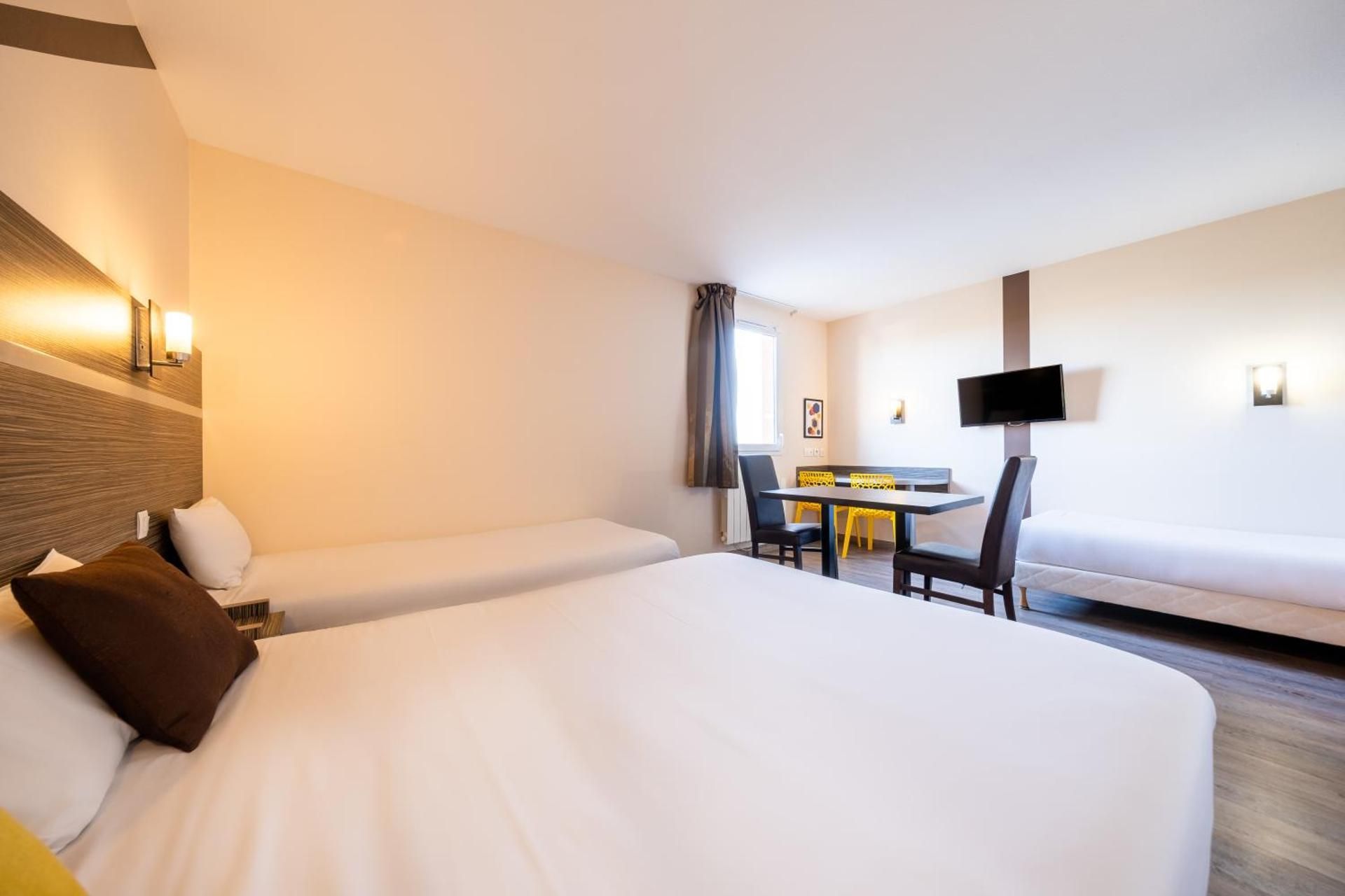 KYRIAD DIJON SUD - Longvic Standard Double Room with One Double Bed and Three Single Beds 2