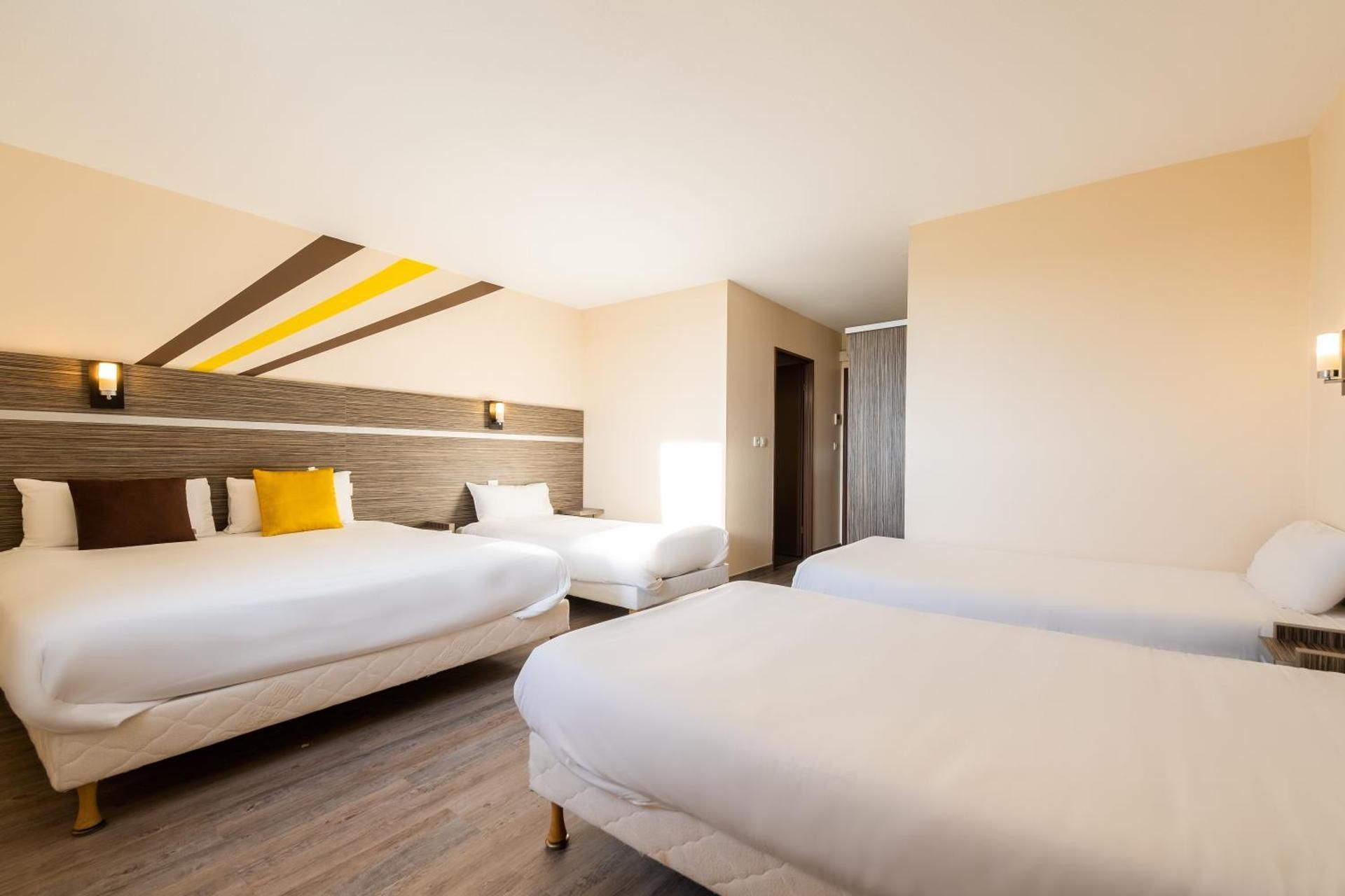 KYRIAD DIJON SUD - Longvic Standard Double Room With One Double Bed And Two Single Beds