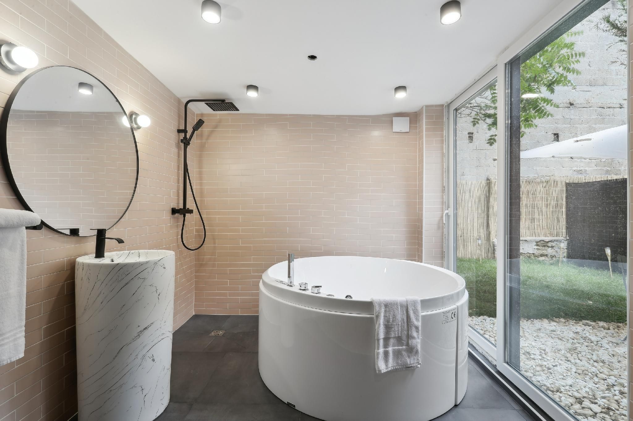 Apartment-Whirlpool bath