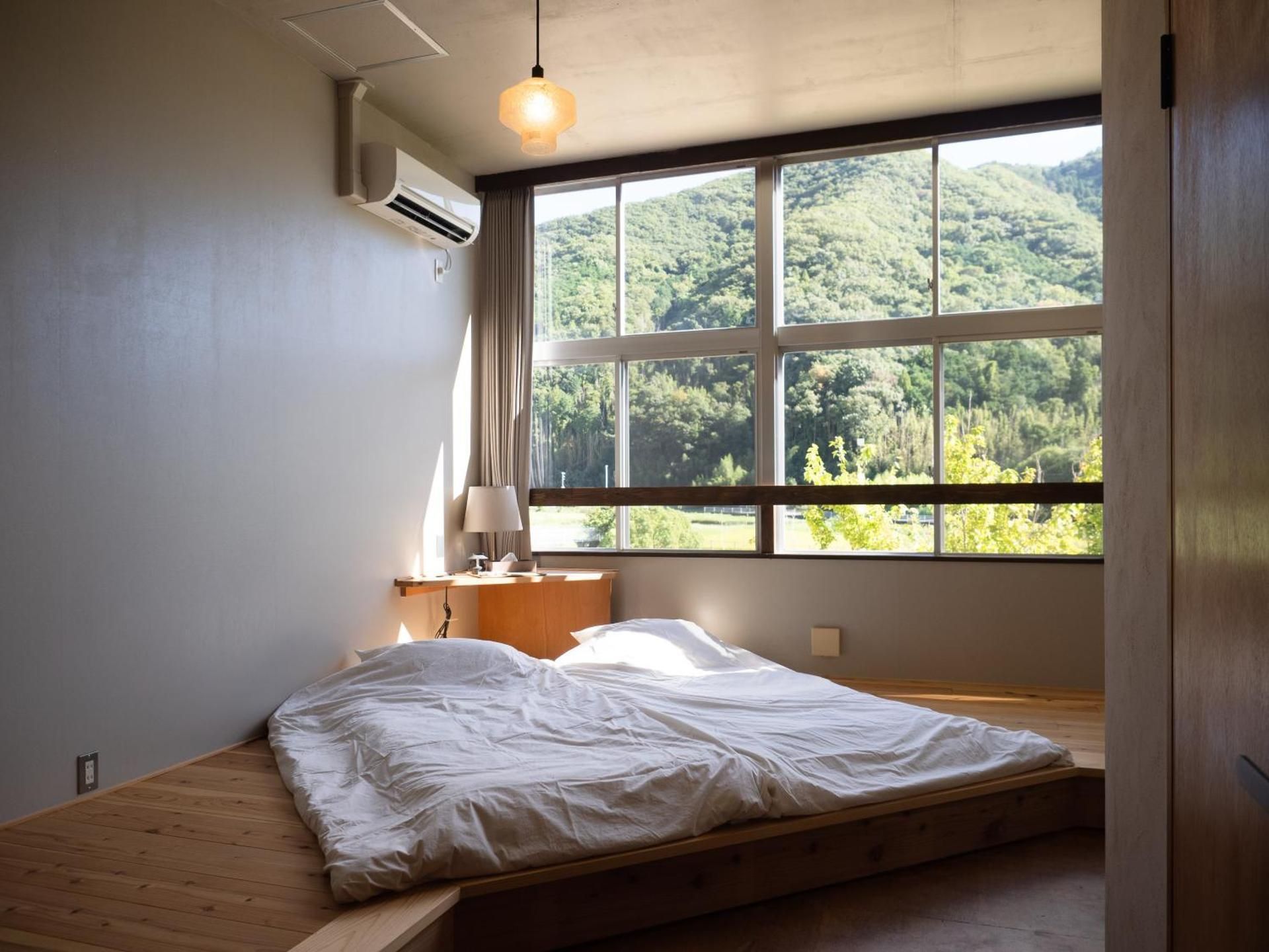 Standard Twin Room with Mountain View