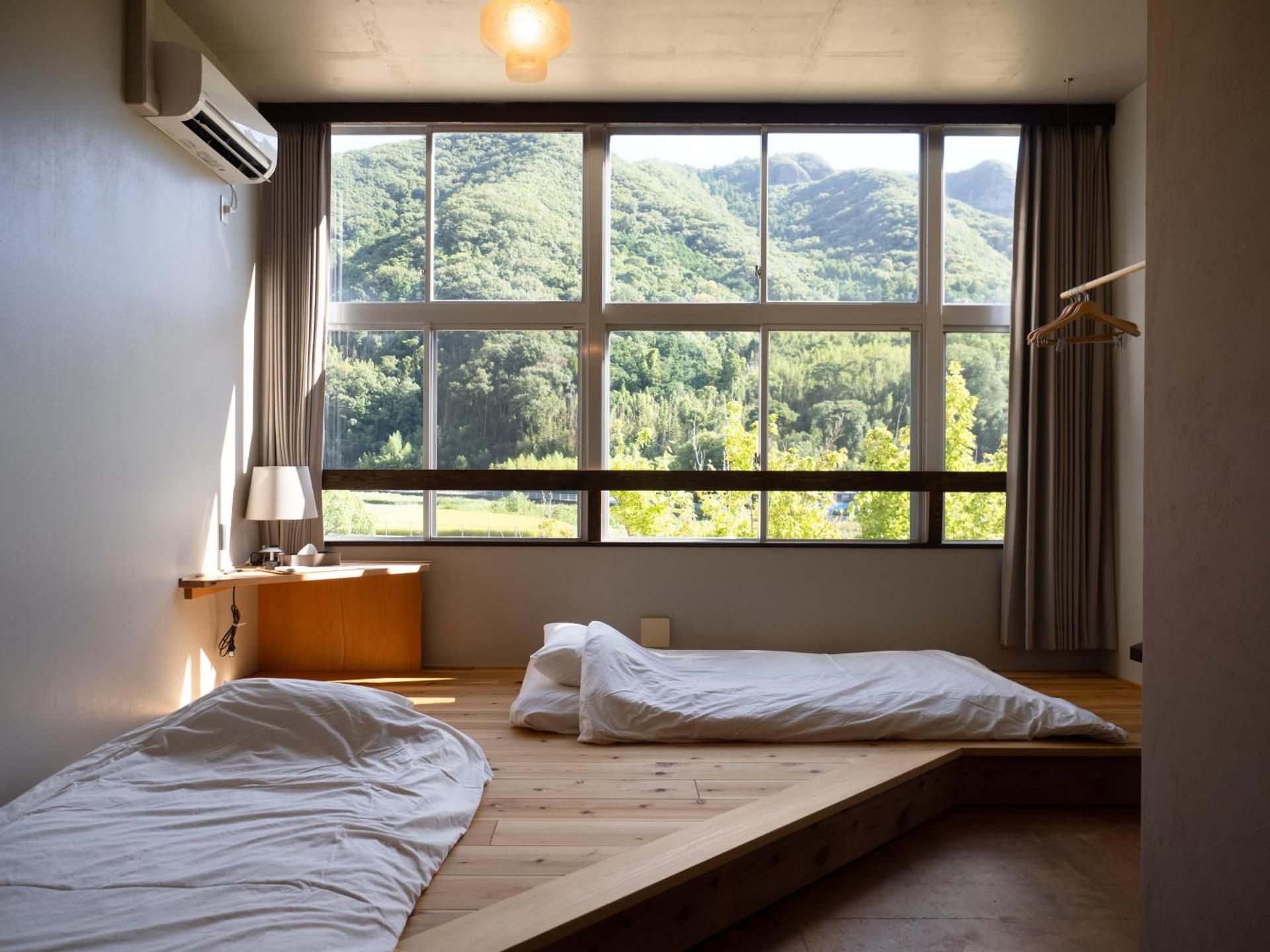 Standard Twin Room with Mountain View
