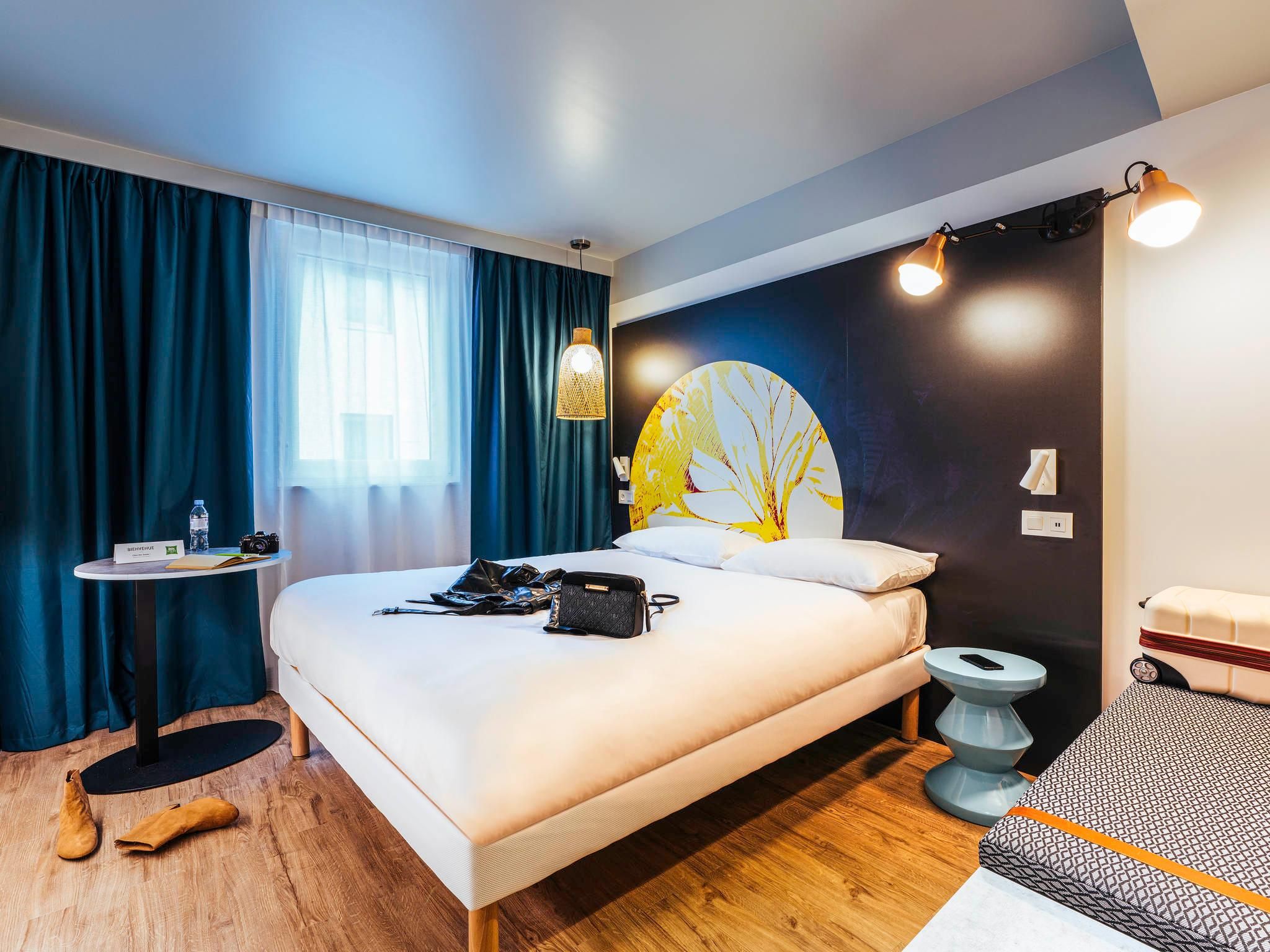 Standard room with a double bed