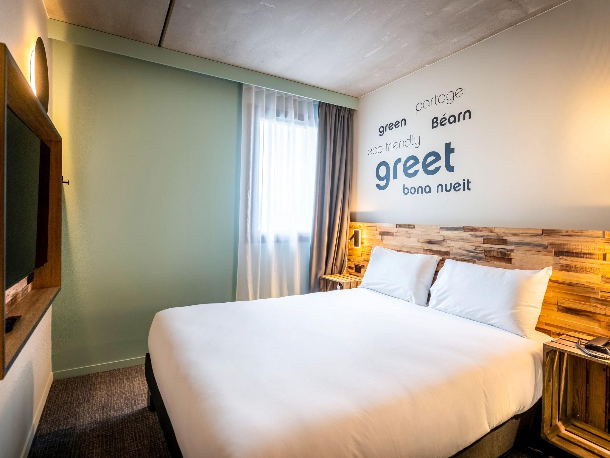 Pop Room with A Double Bed