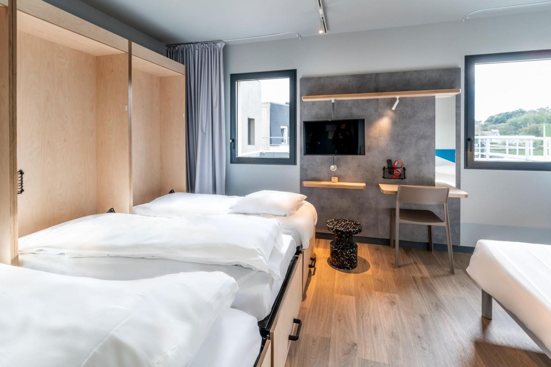 Smart Family Room with One Double and Three Single Beds