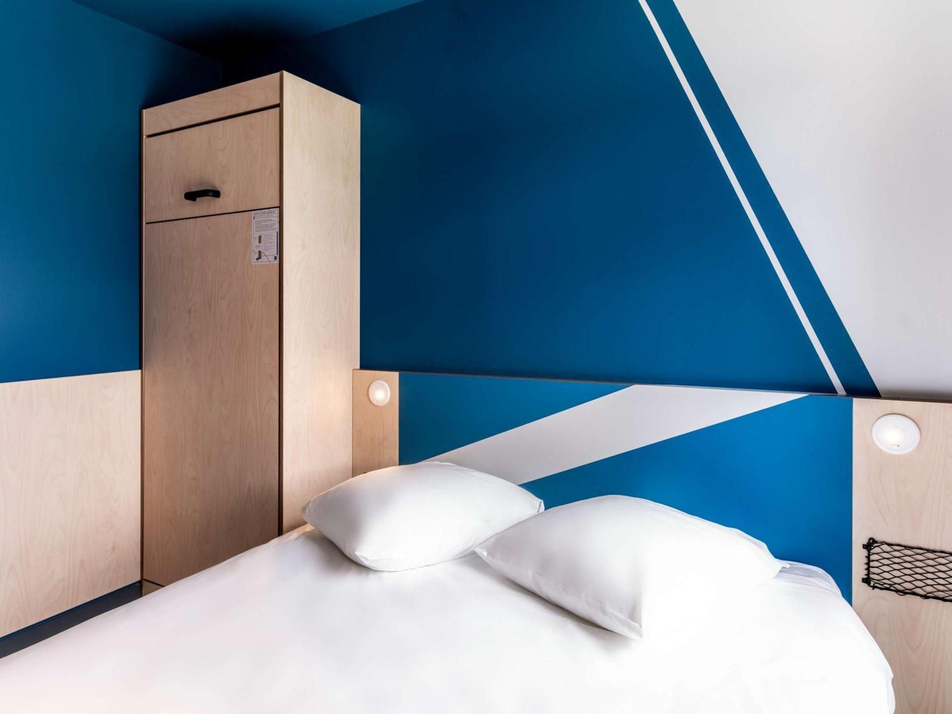 ibis budget Morlaix Standard room - 1 double bed and 1 single bed 2