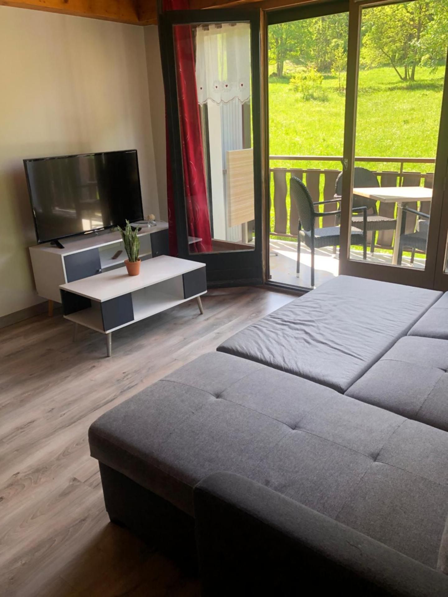 Apartment with Mountain View