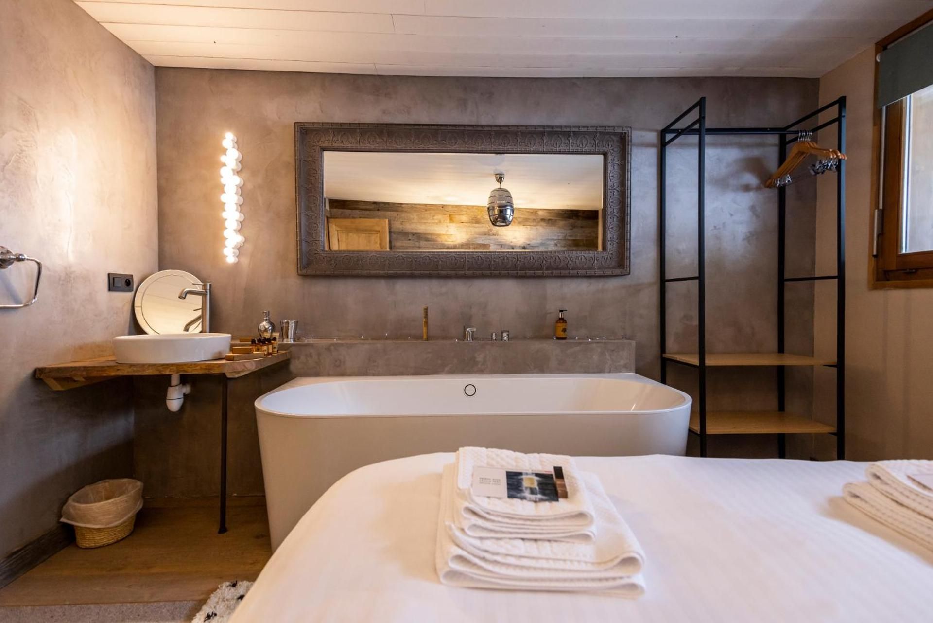 Three-Bedroom Deluxe Apartment