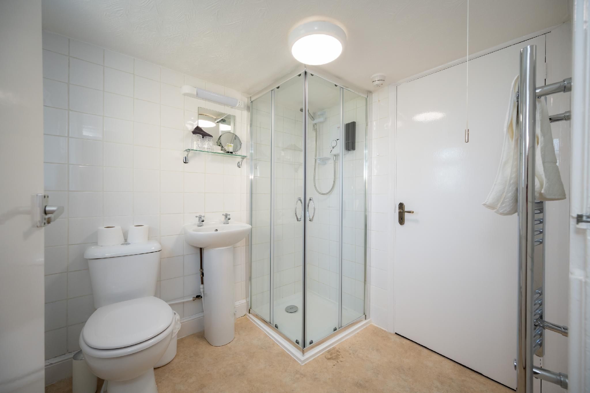 Double room-Standard-Ensuite with Shower