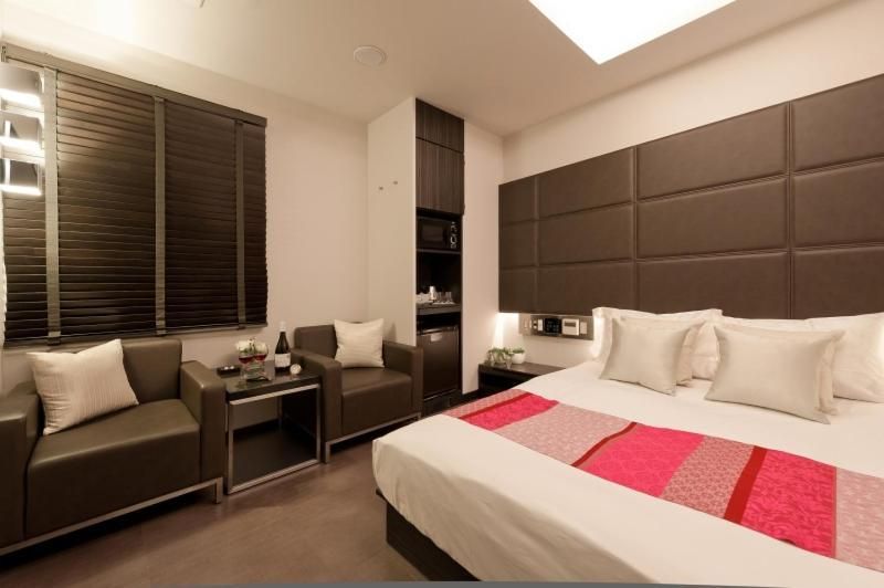 Double Room with Private Bathroom - Check in at 22:00 - Check out at 12:00