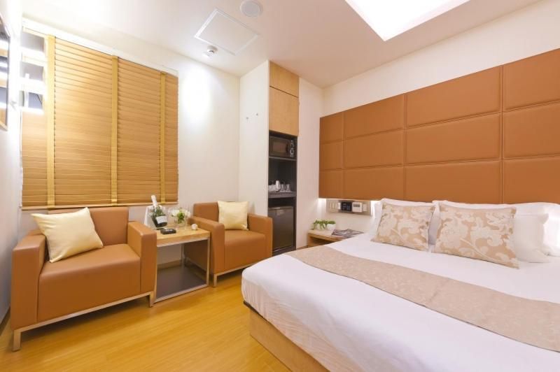 Double Room with Private Bathroom - Check in at 22:00 - Check out at 11:00