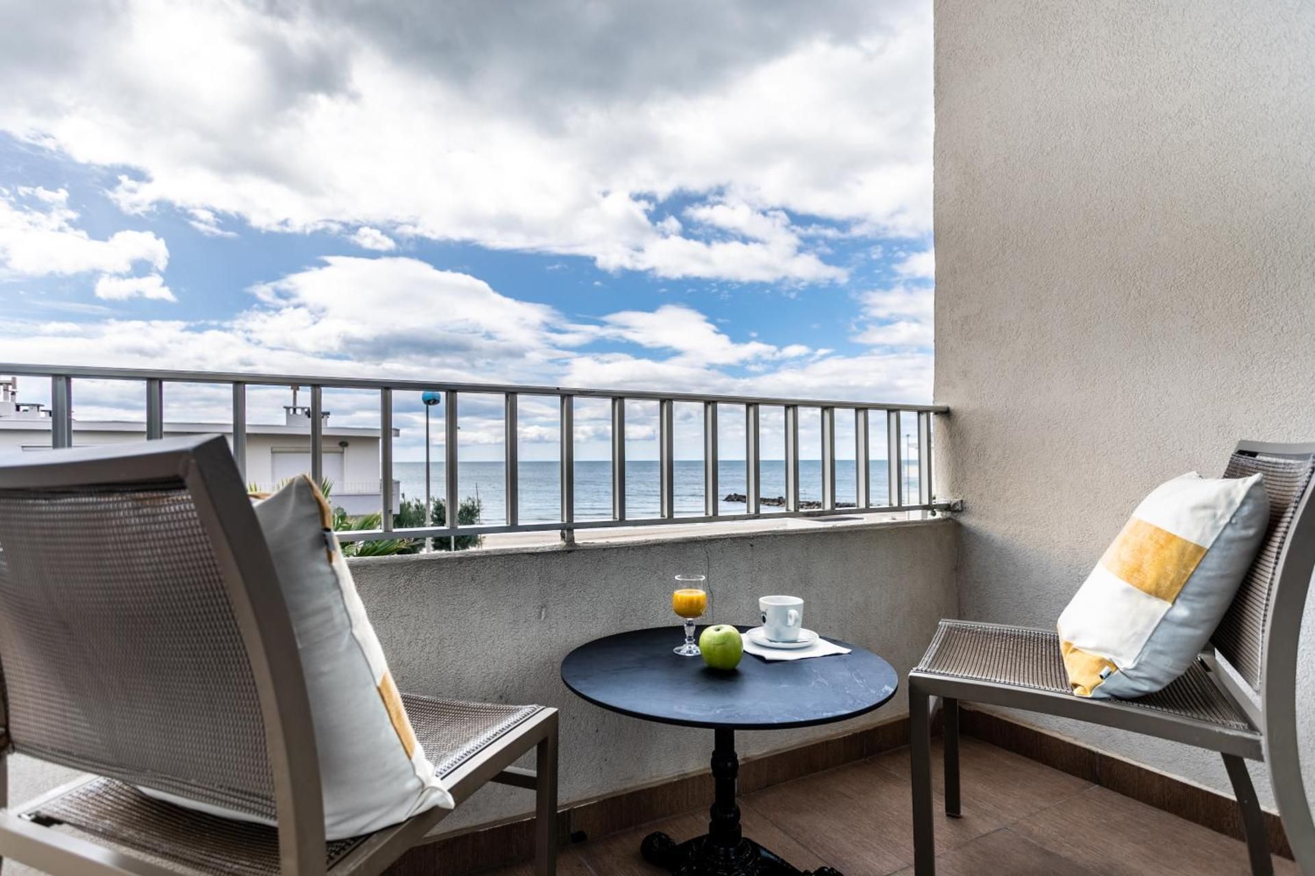 Double Room with Balcony and Sea Side