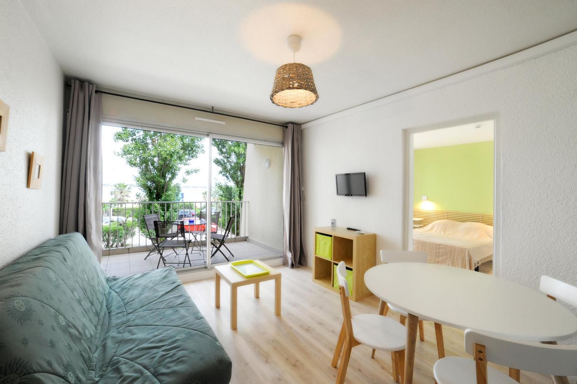 One-Bedroom Apartment with 2 Terraces and Pond View