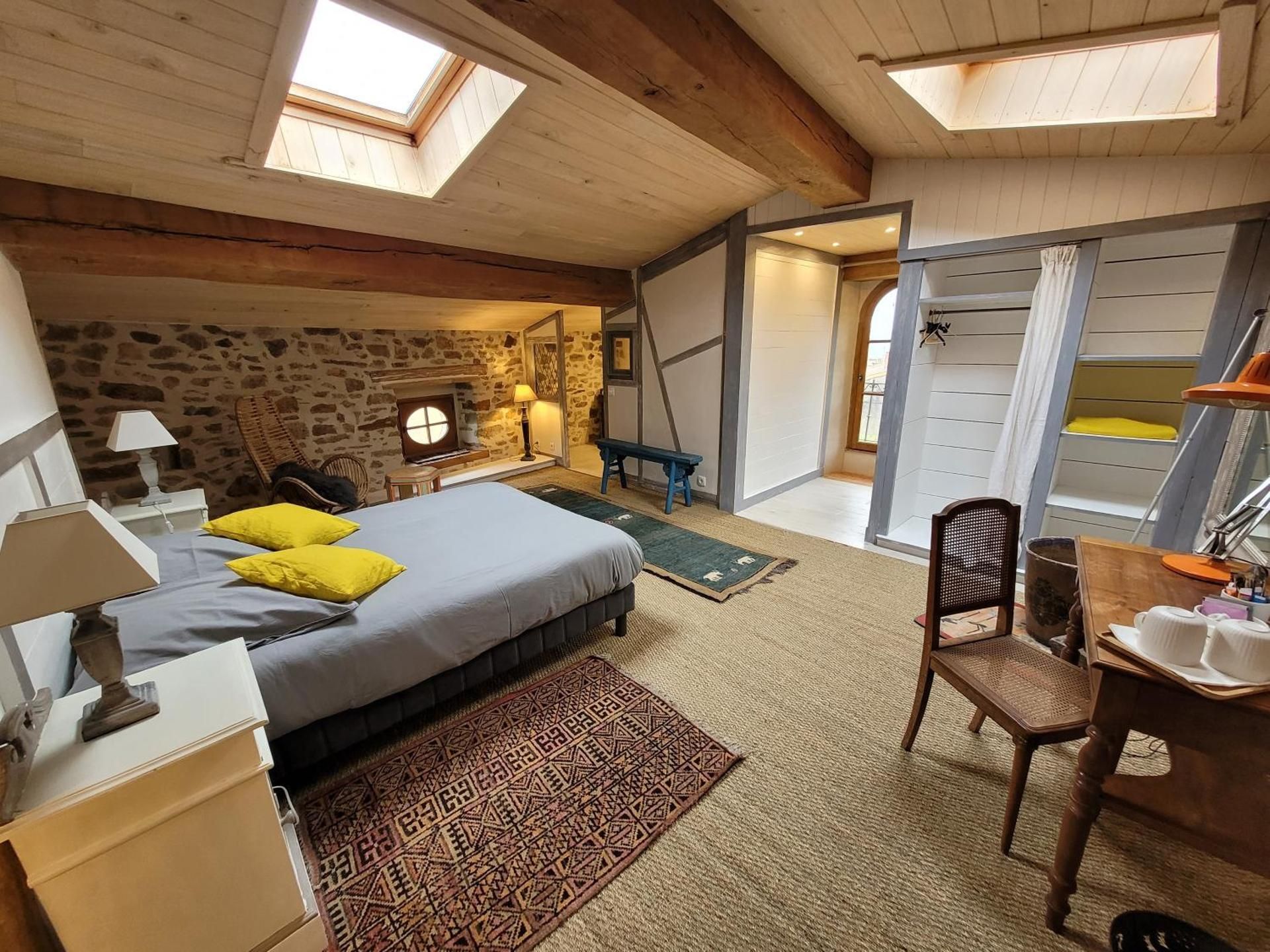 Deluxe Room (2 Adults + 1 Child)