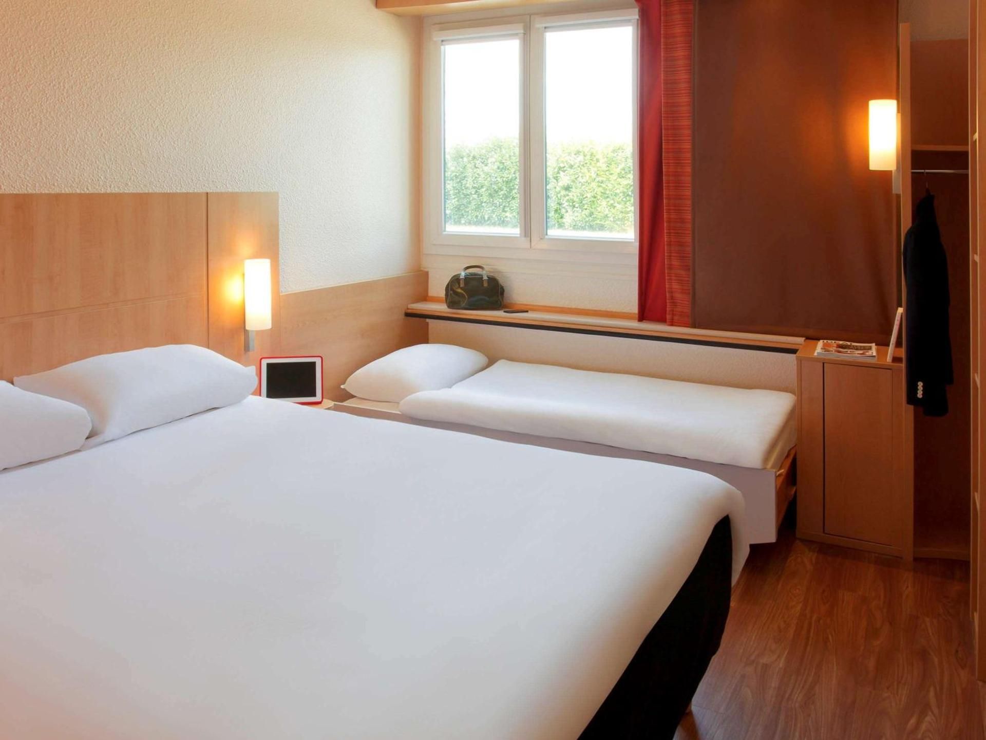 Standard Room with One Double Bed and One Single Bed (for one kid up to 12 year old)