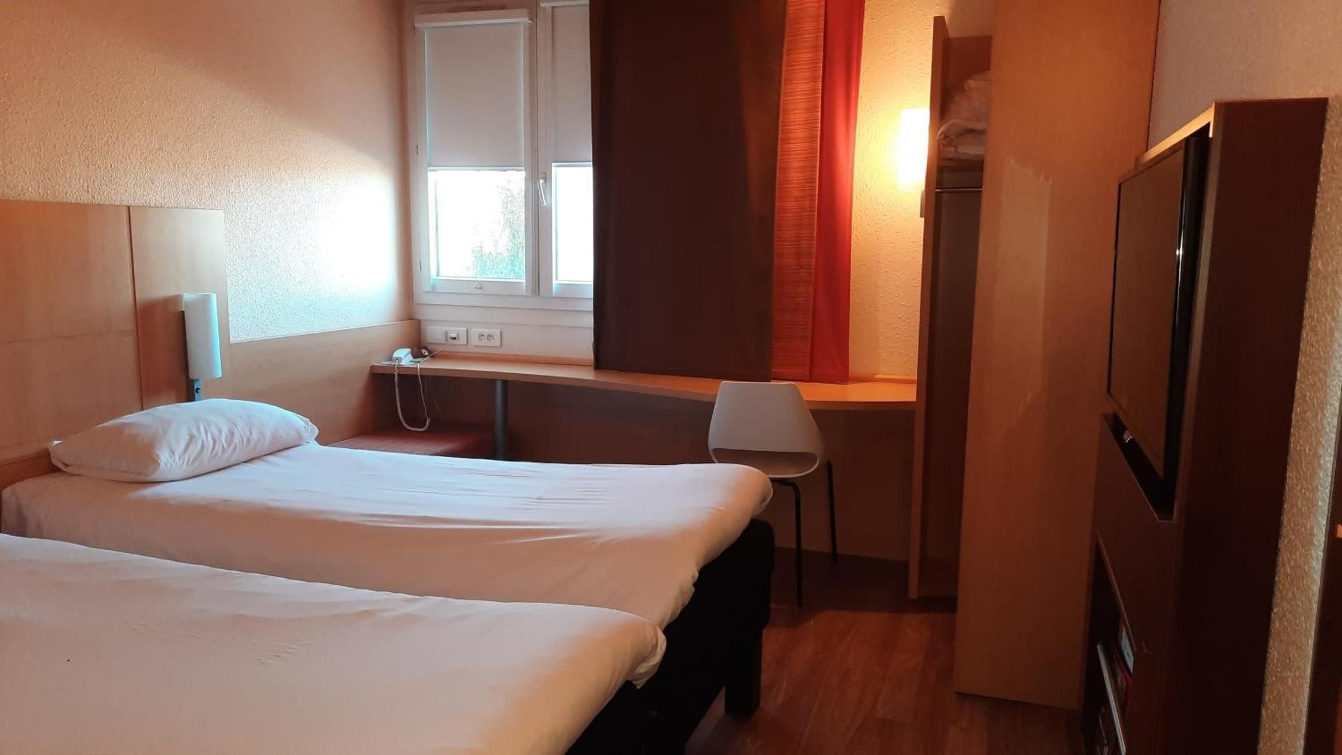 Standard Room with two single beds