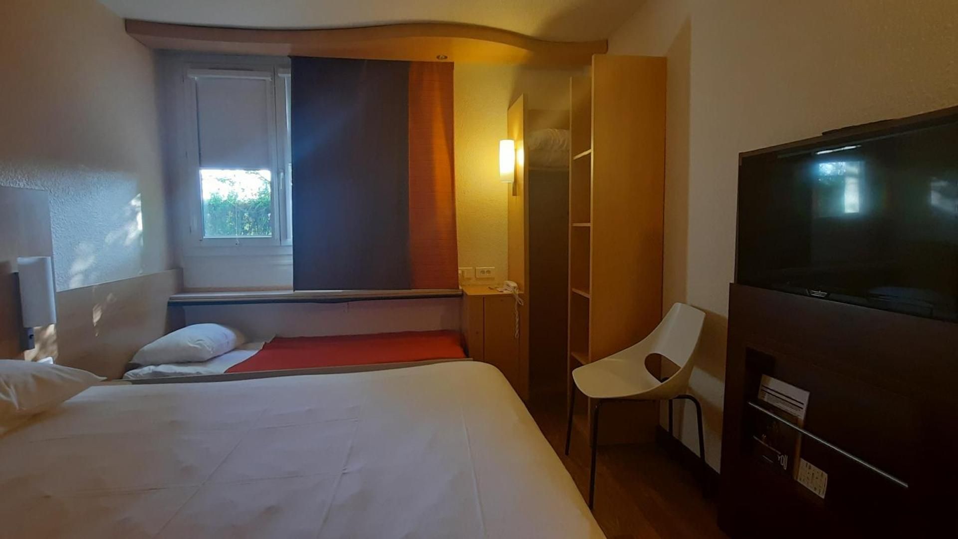 Standard Room with One Double Bed and One Single Bed (for one kid up to 12 year old)