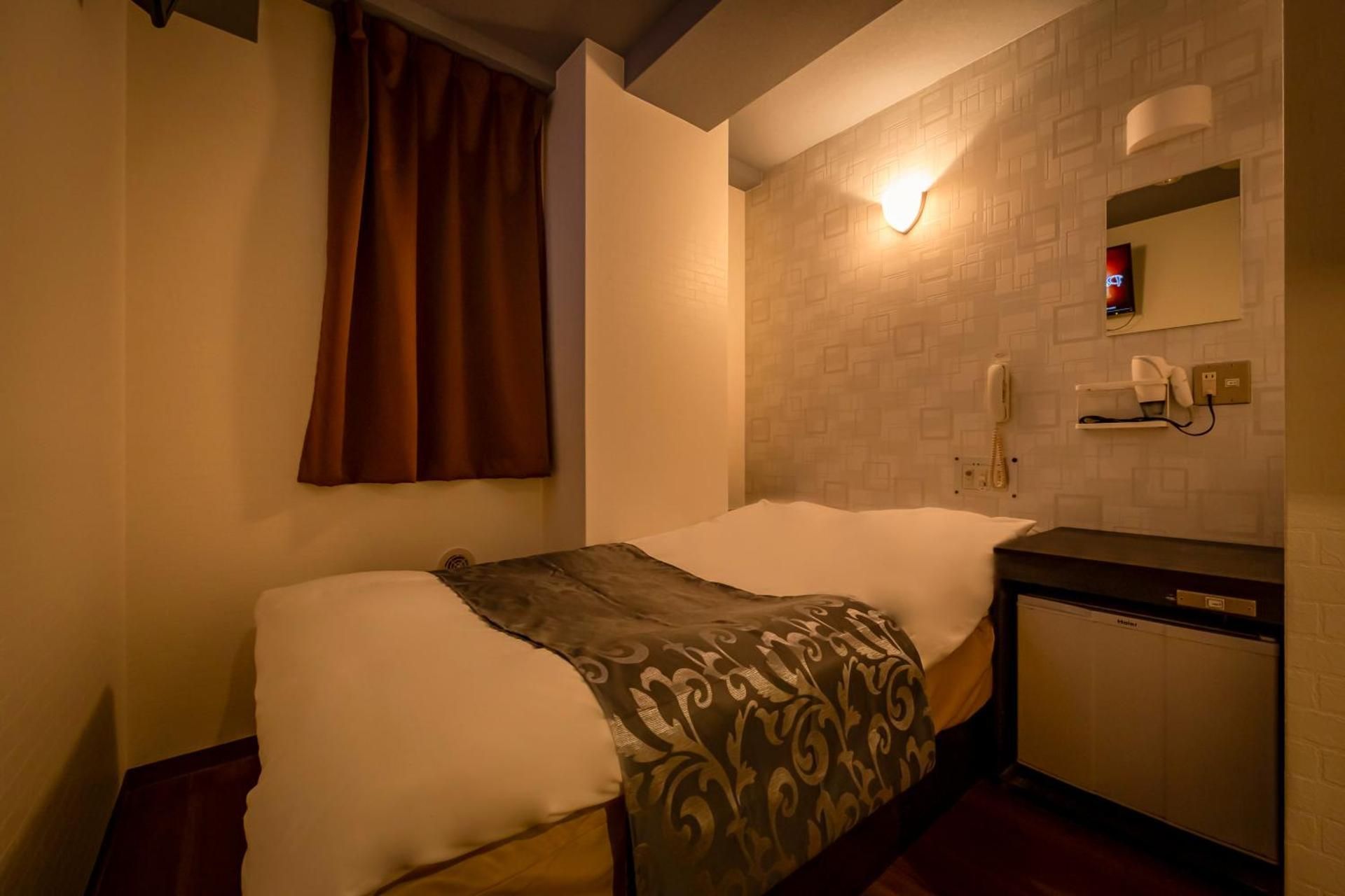 Small Double Room + Late Check in at 22:00
