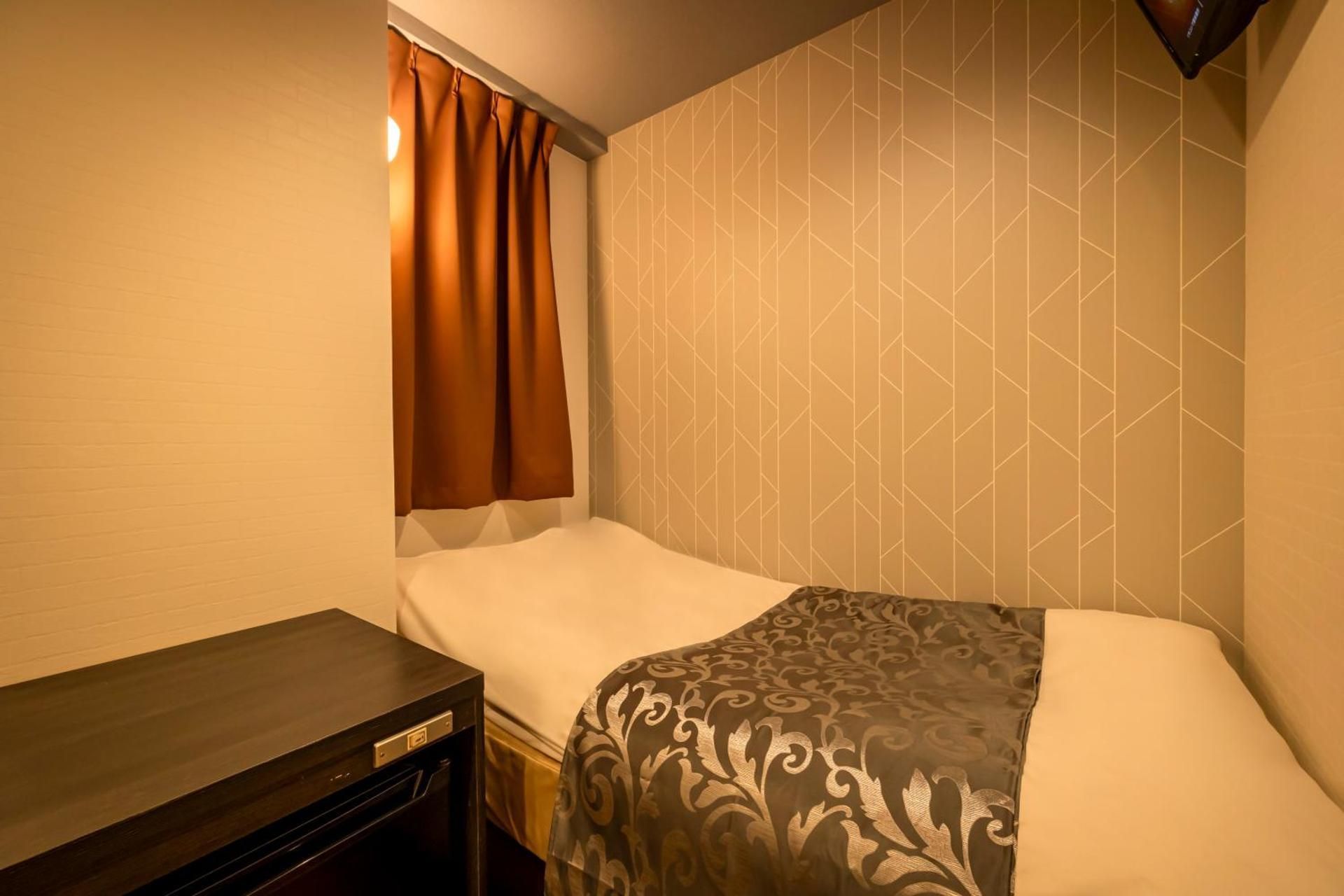 Small Double Room + Late Check in at 22:00