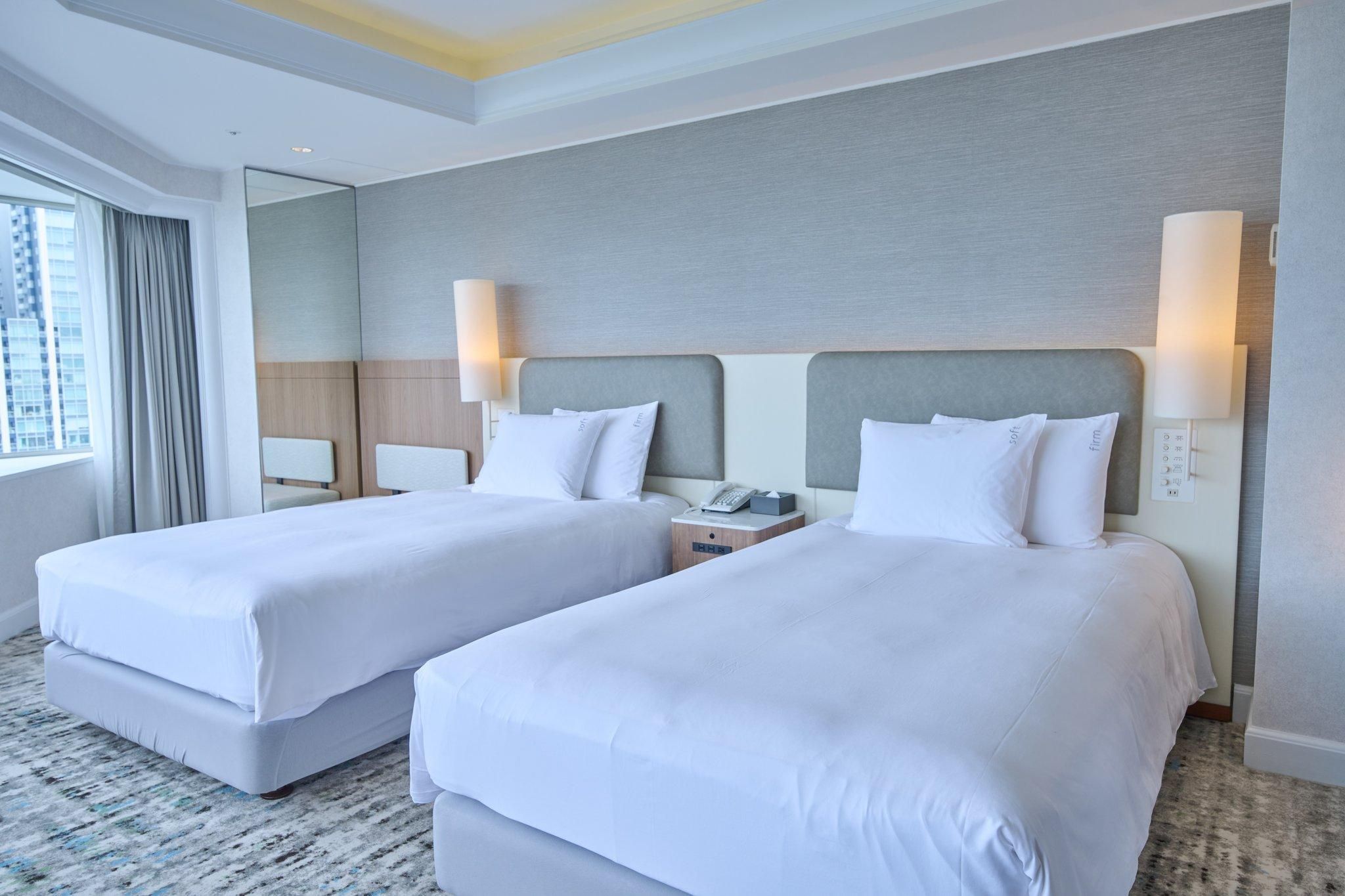 2 Singles Suite Corner Canal View