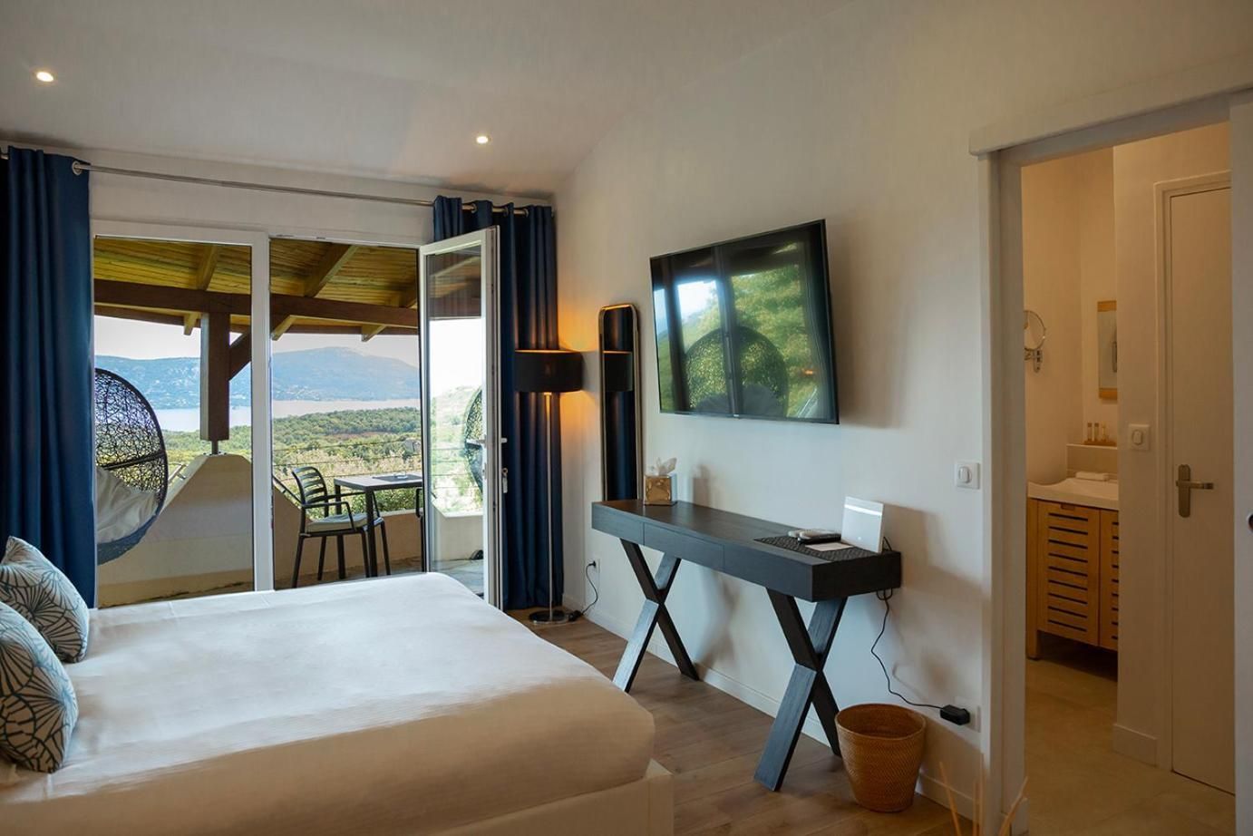 Suite with Hot Tub