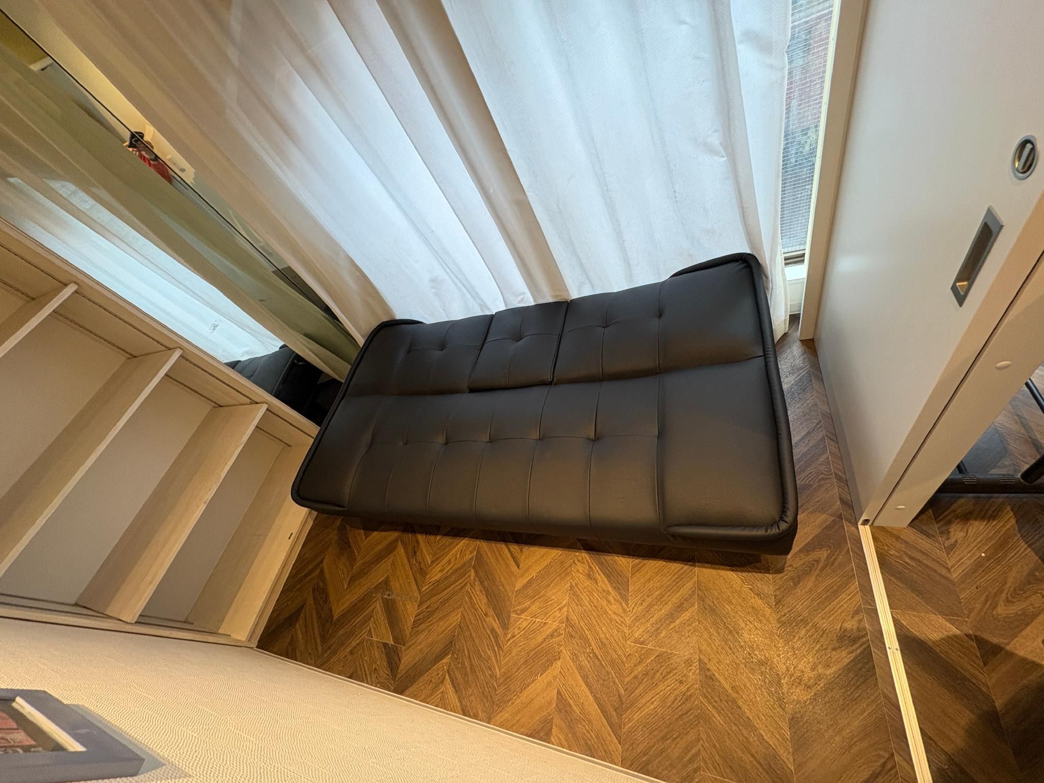 Private Room with Air Conditioning and Shared Bathroom