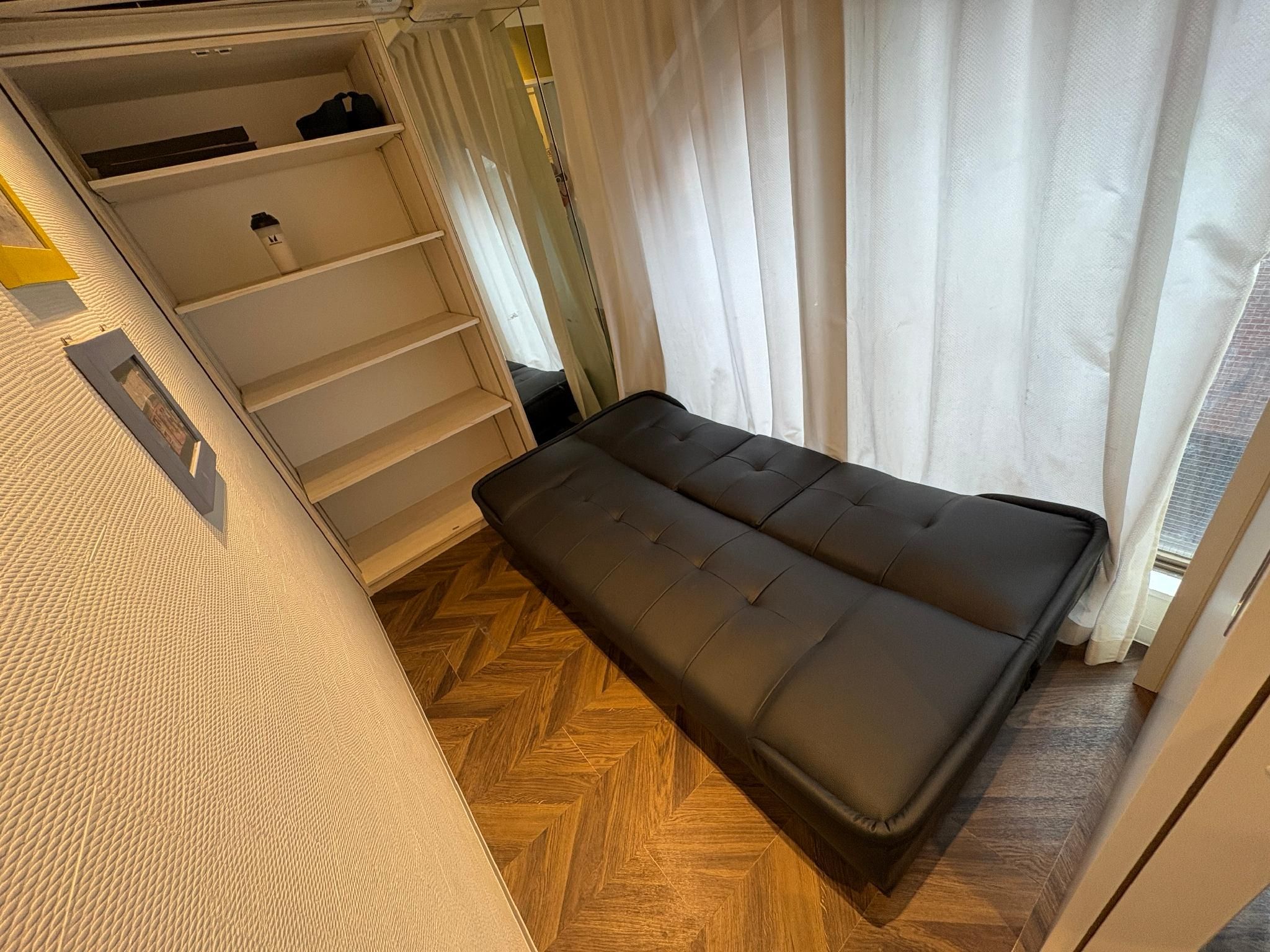 Private Room with Air Conditioning and Shared Bathroom