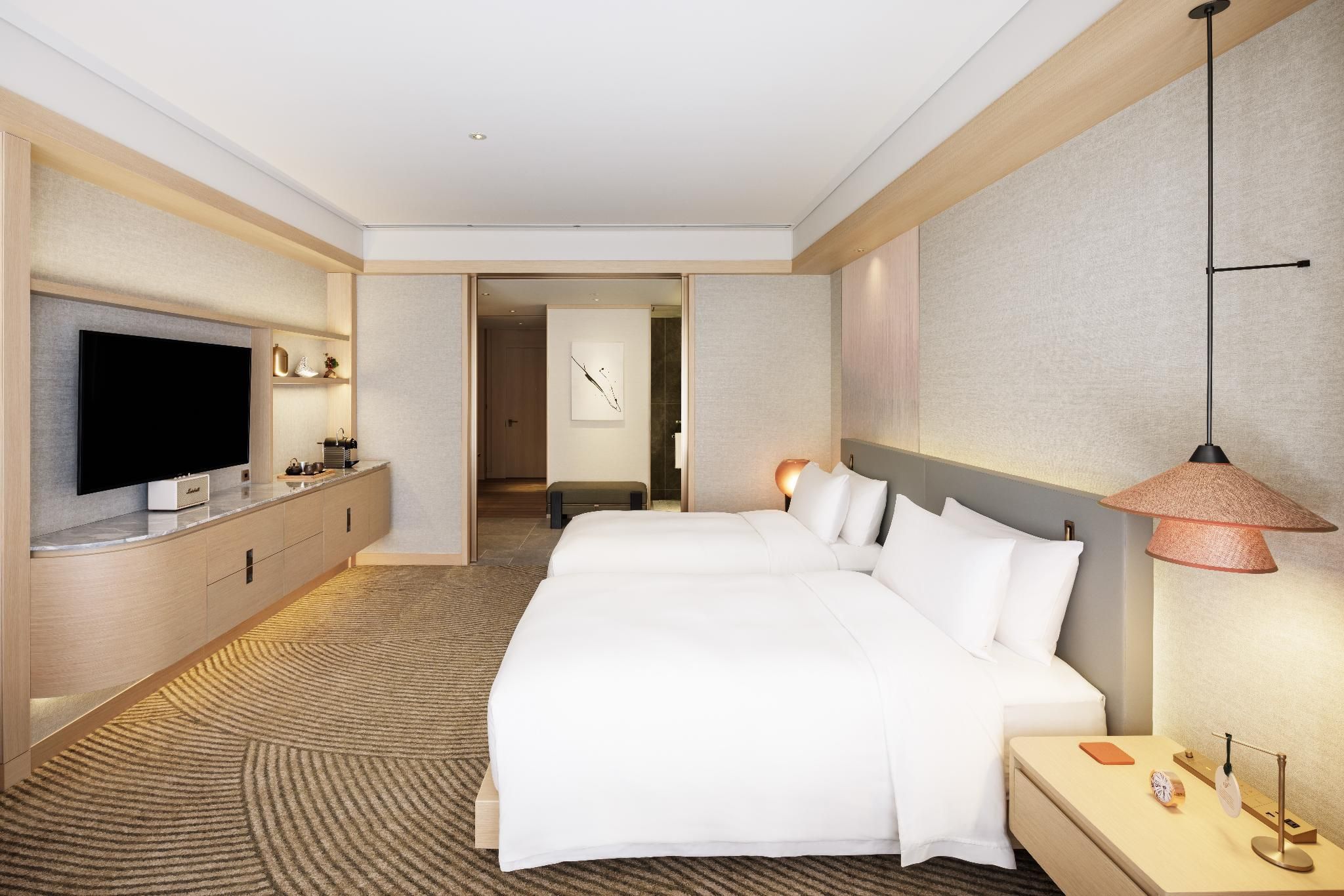 FAIRMONT GOLD SIGNATURE King - spacious 59sm, Lounge access with breakfast, Skyline view