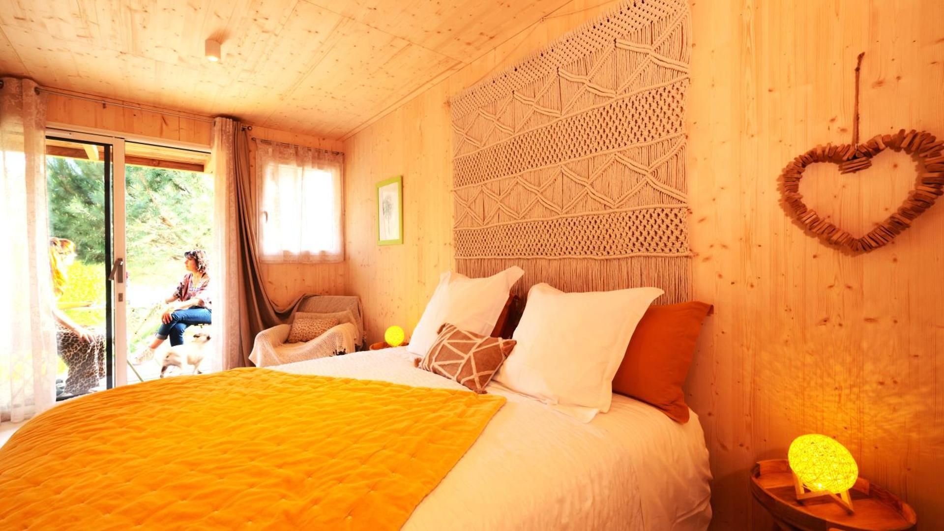 Deluxe Room (2 Adults + 1 Child)
