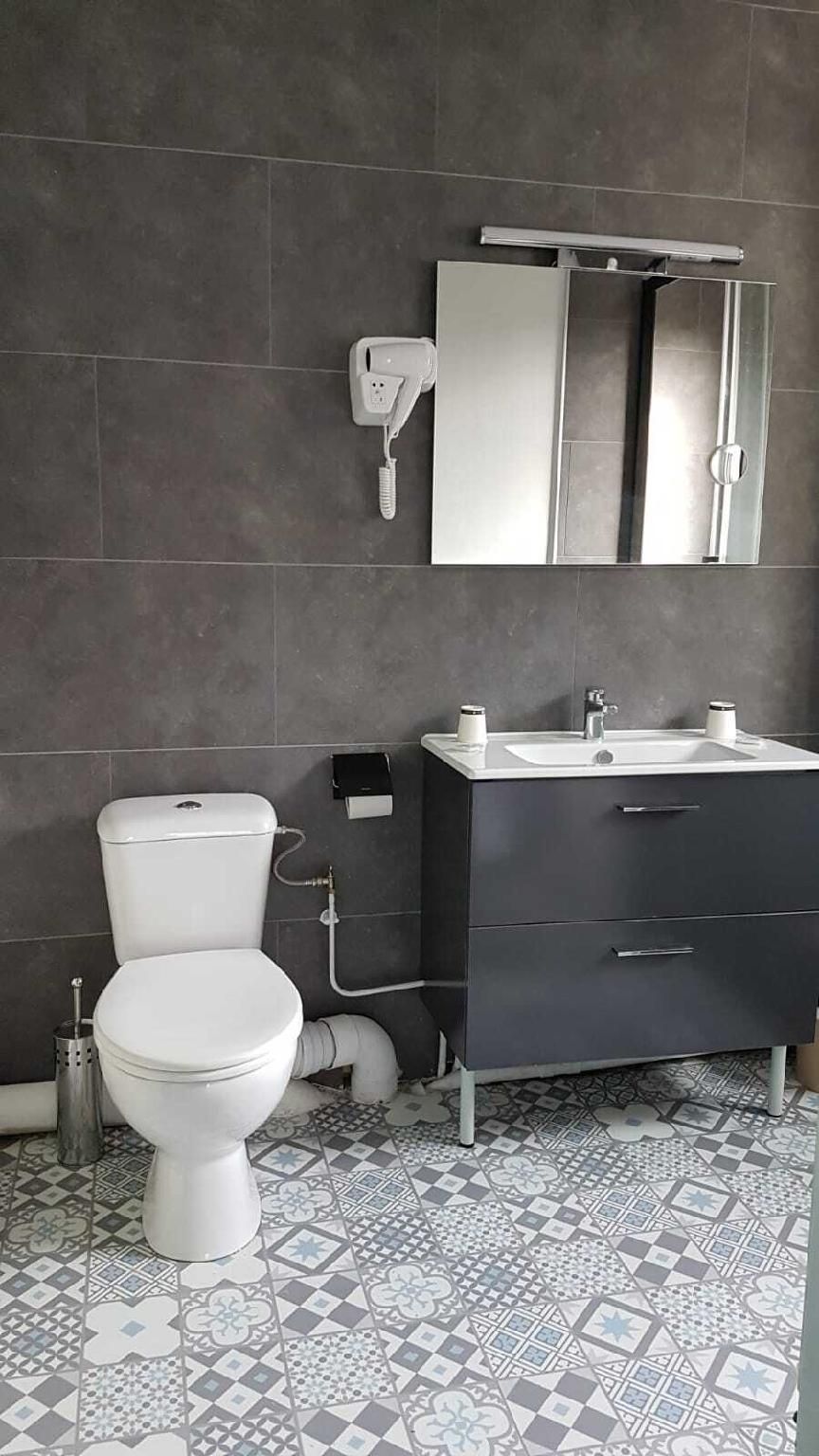 Quadruple-SDB privée avec douche