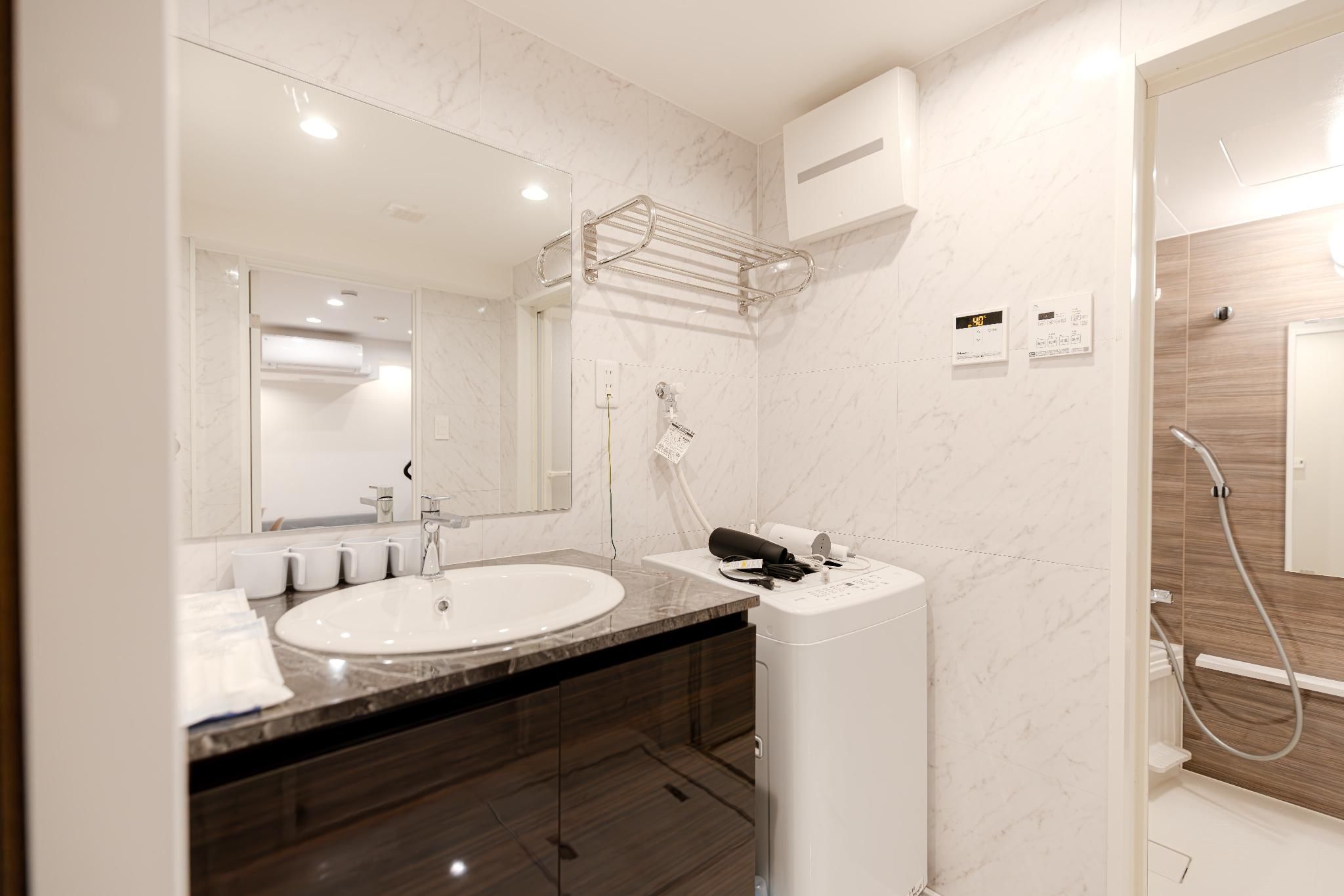 Shinjuku iotele-hatsudai House Quadruple Room with Kitchenette and Private Bathroom 2