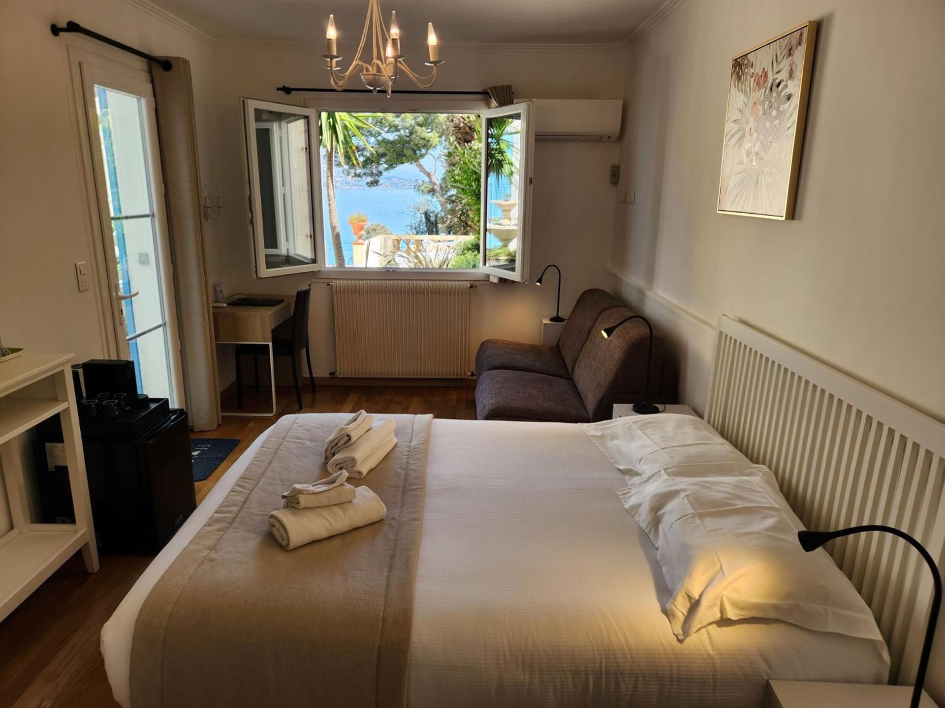 Deluxe Double Room with Side Sea View