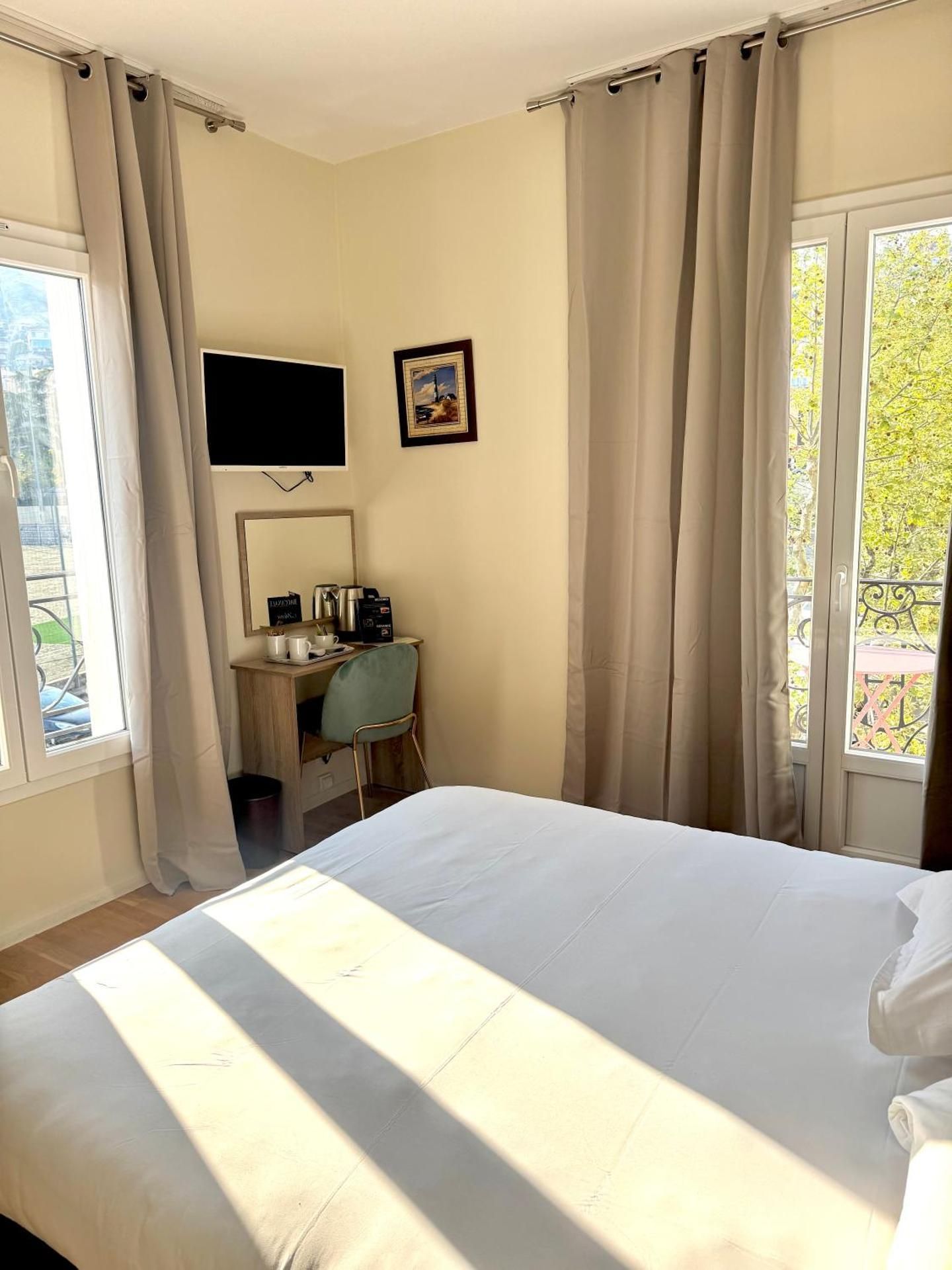 Deluxe Double Room with Side Sea View