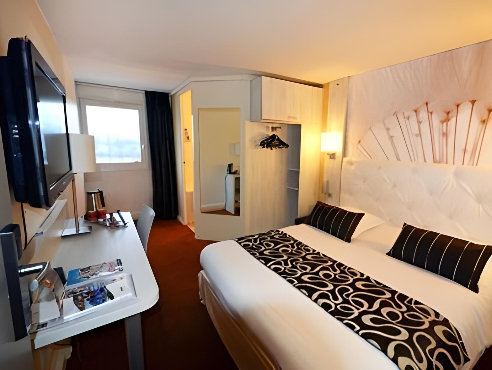 Standard 1 Queen Bed