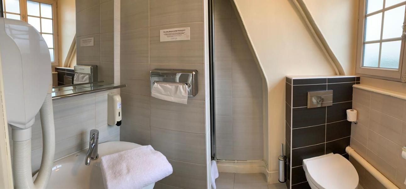 Quadruple Room with Private Bathroom