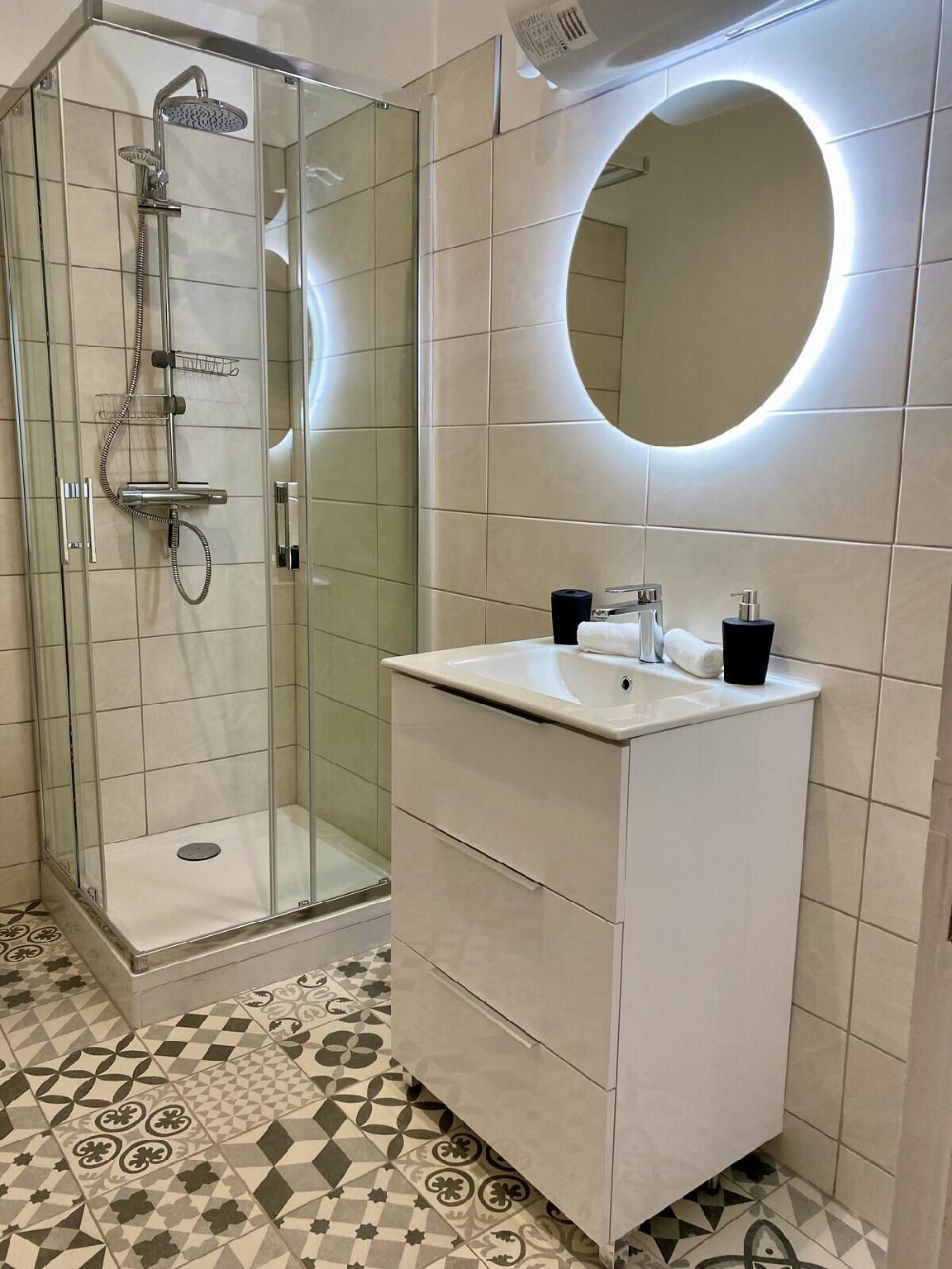 Fleur de Lys-Appartement-Salle de bain et douche-Appartement-Pas de vue