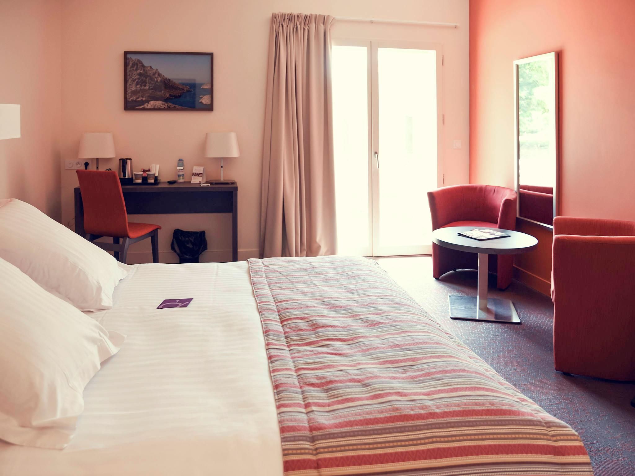 Superior Room With Queen-Size Bed And Small Garden