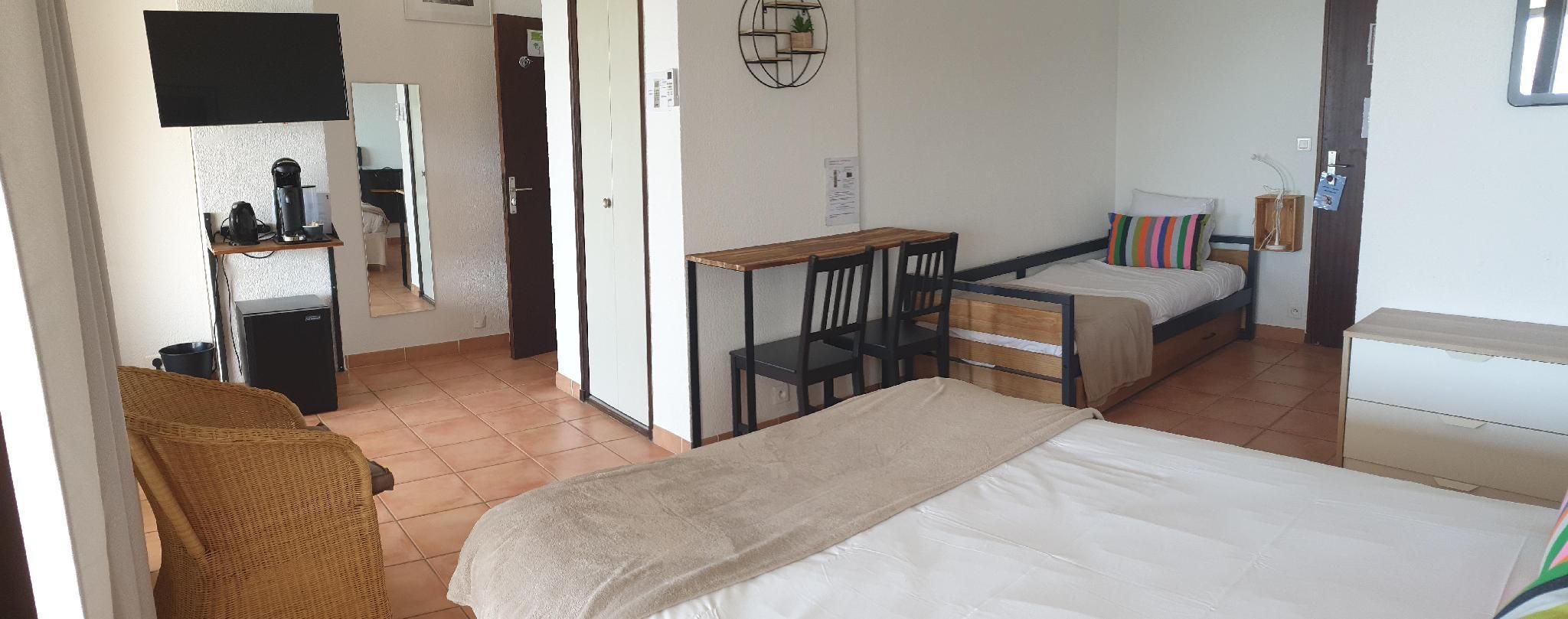 Triple room-Superior-Ensuite with Shower-Terrace-sur Mer
