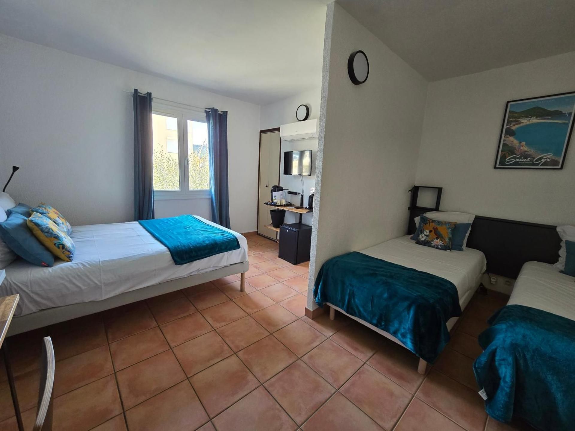 Quadruple Room with Square View