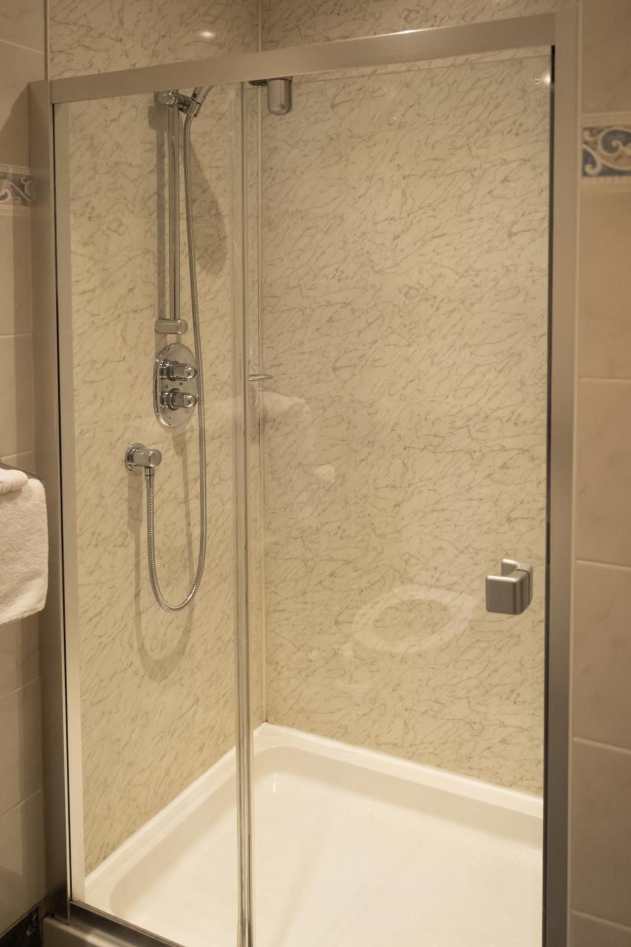 Station Hotel Single Room with Bathroom 2