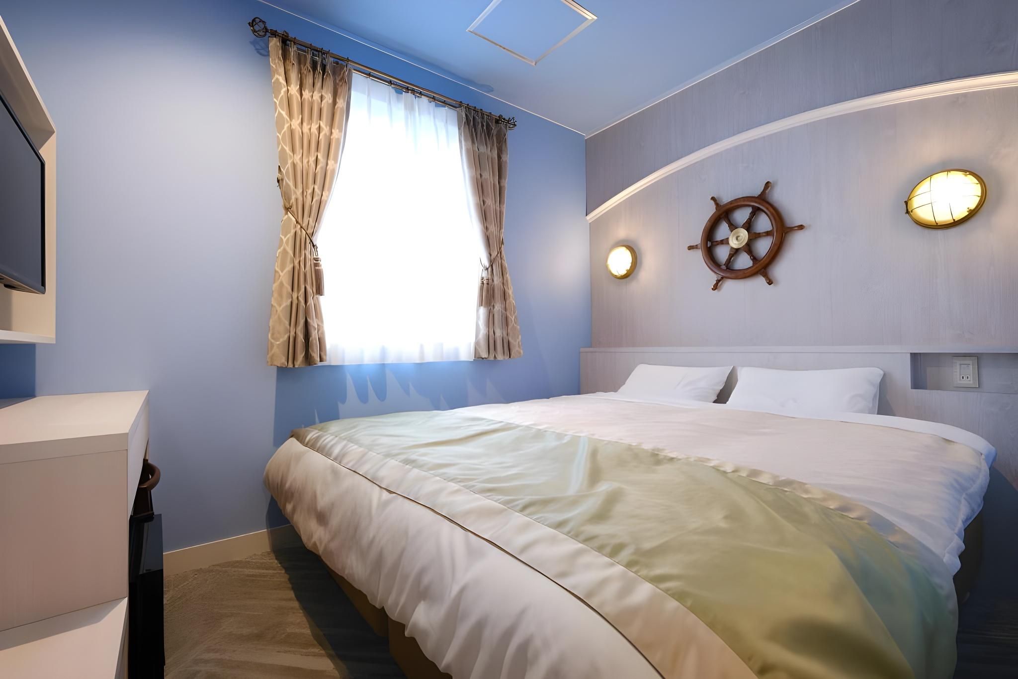 Stand Queen Room