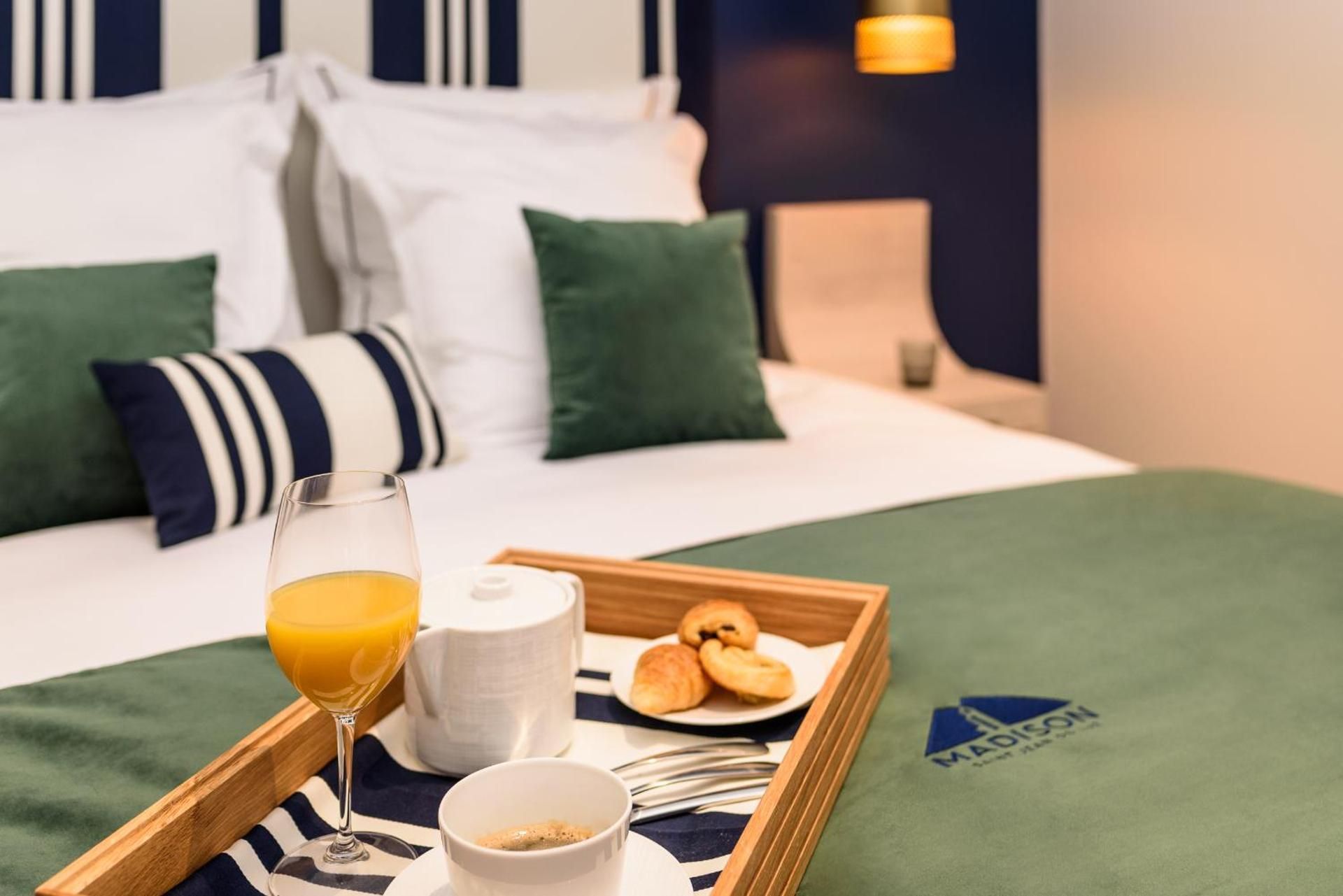 Superior King Room with Single Bed - Mobility Accessible