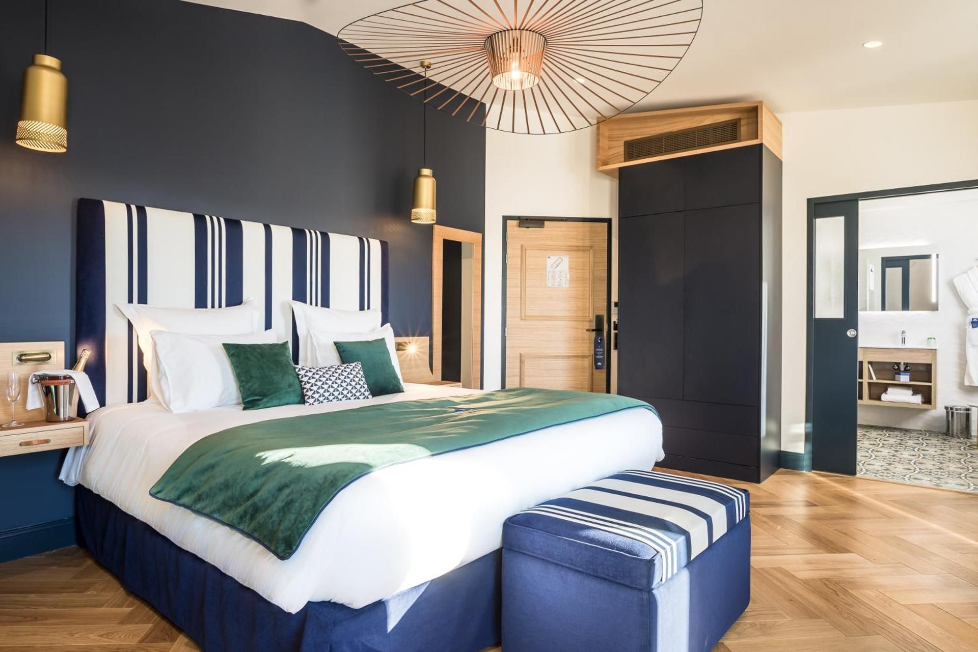 Deluxe King Room with Single Bed and Bath Tub