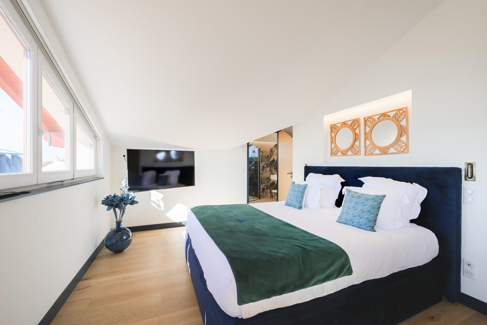 DELUXE APARTMENT
