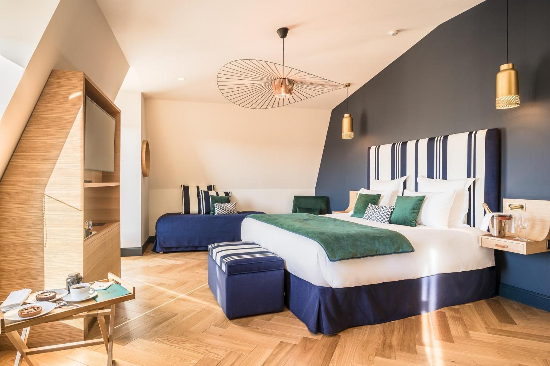 Deluxe King Room with Single Bed and Bath Tub